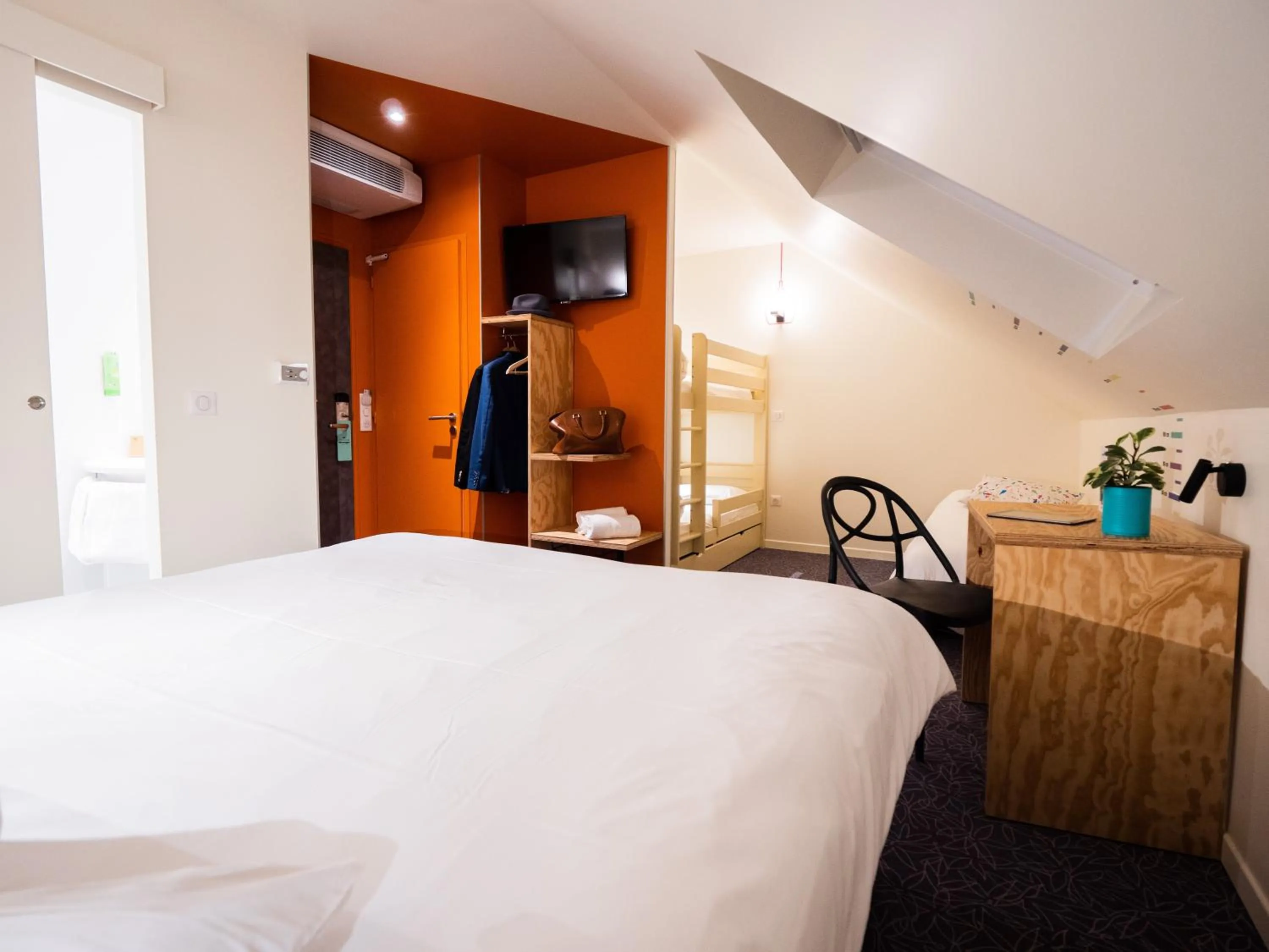 Photo of the whole room, Bed in greet Hotel Beaune