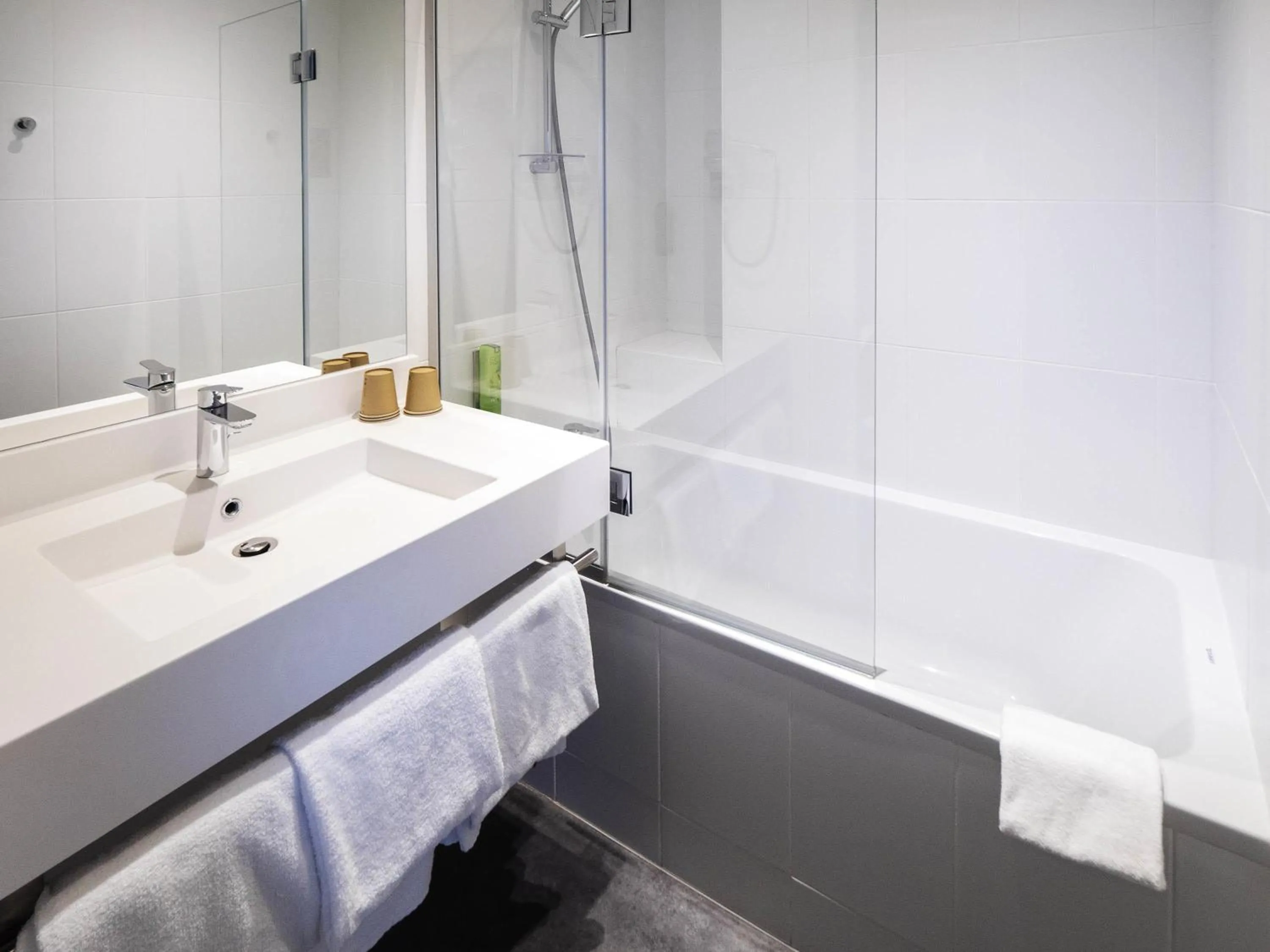 Bedroom in greet Hotel Beaune