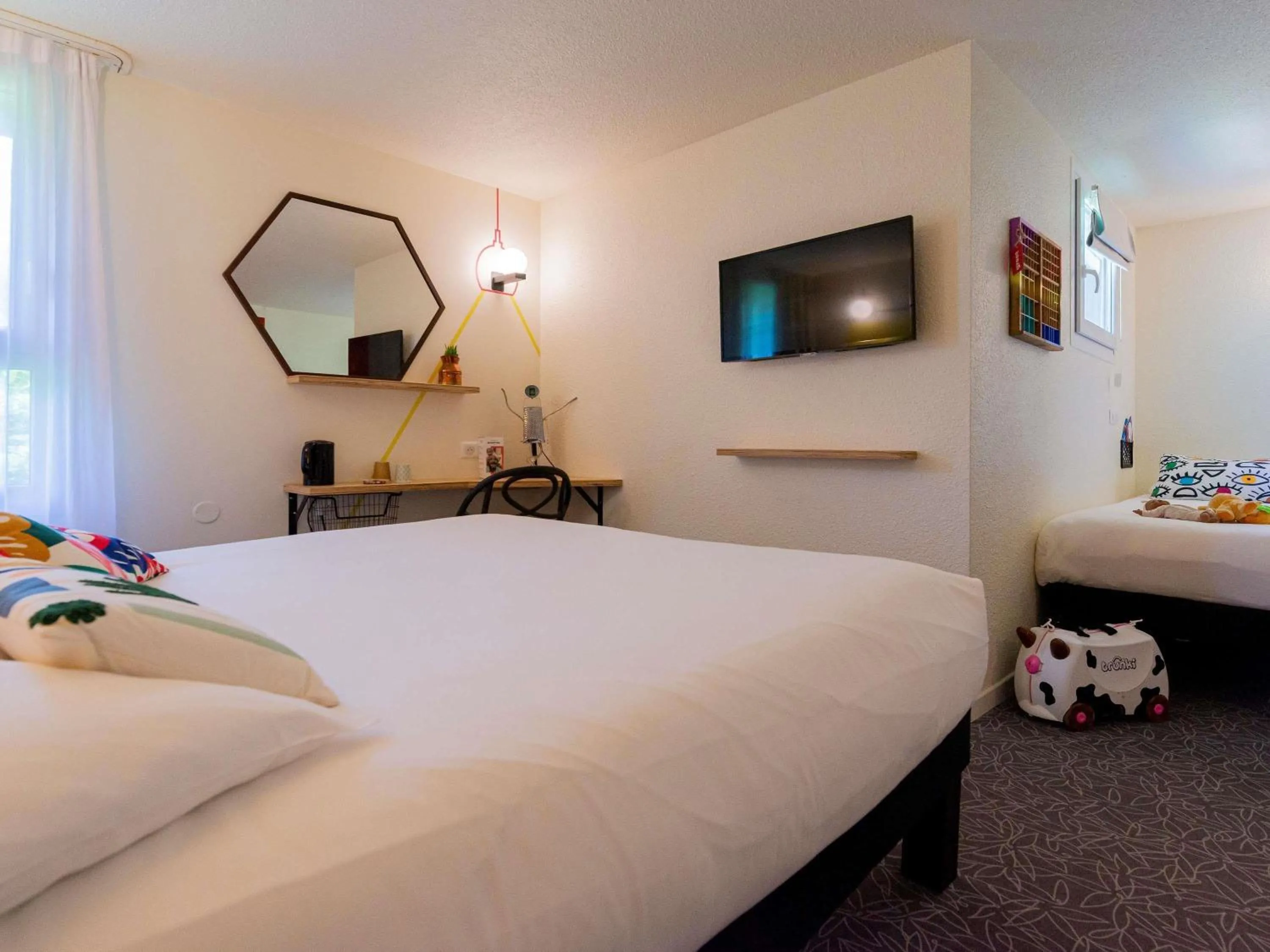 Bedroom, Bed in greet Hotel Beaune