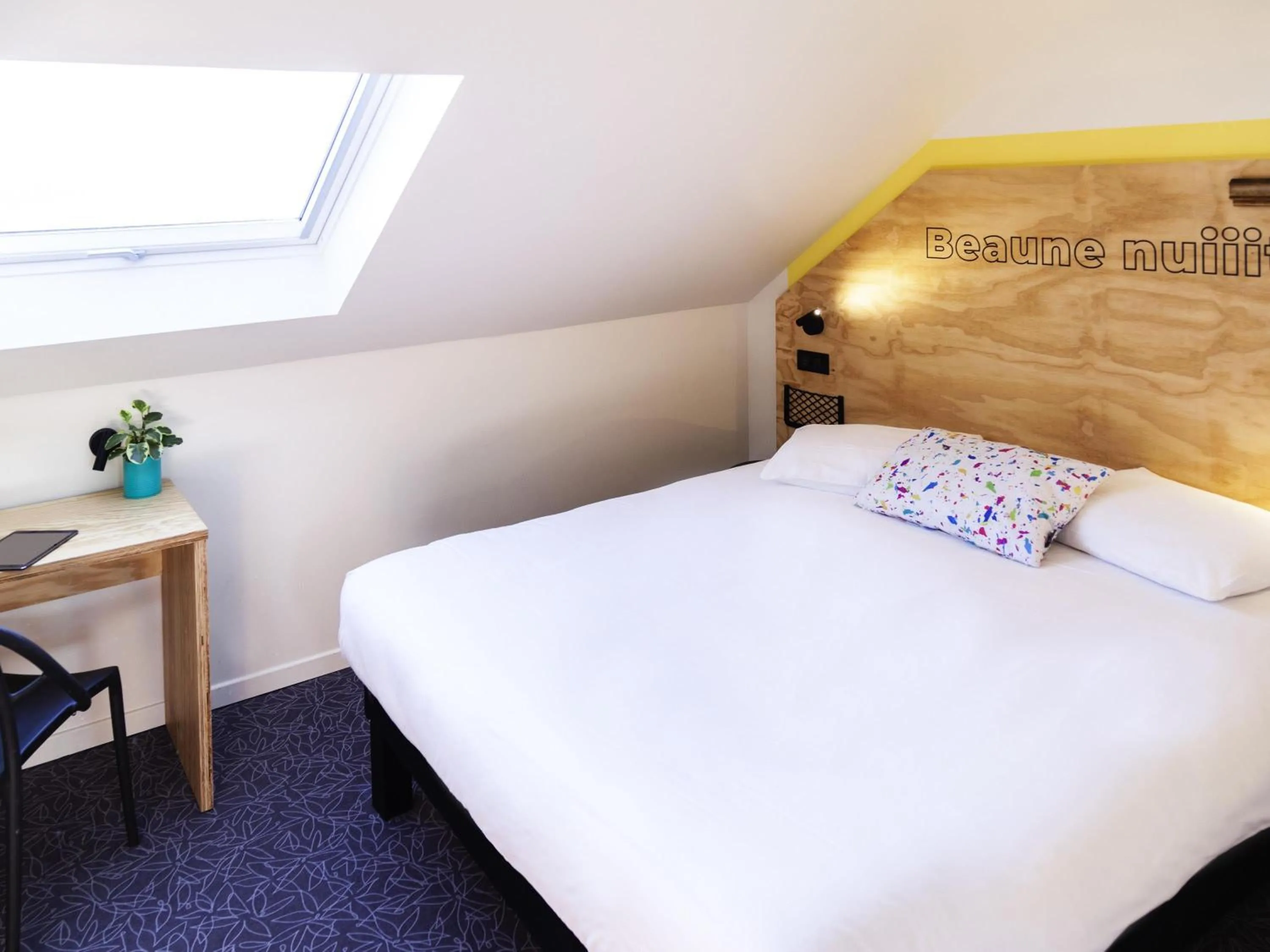 Bedroom, Bed in greet Hotel Beaune