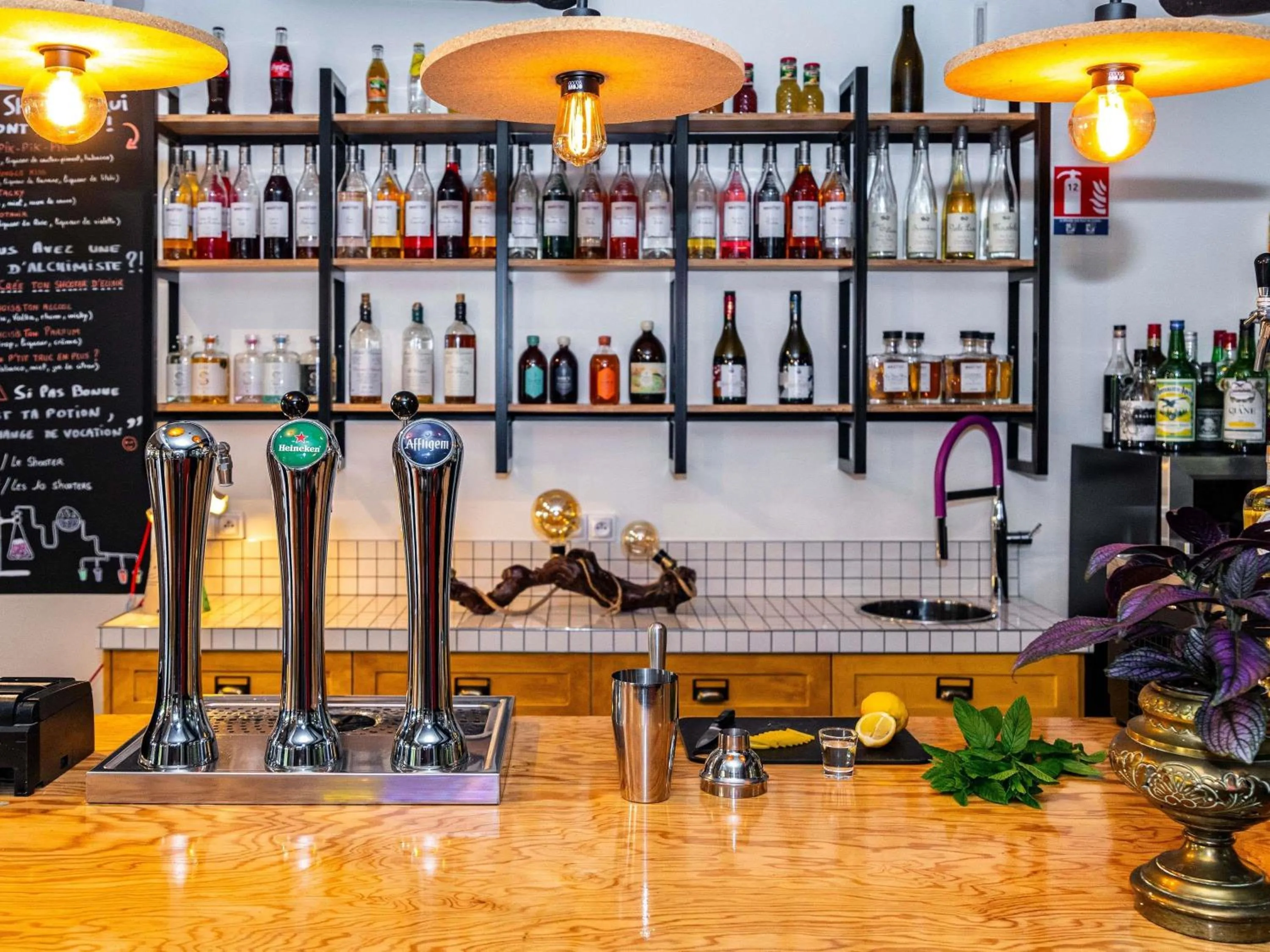 Lounge or bar in greet Hotel Beaune