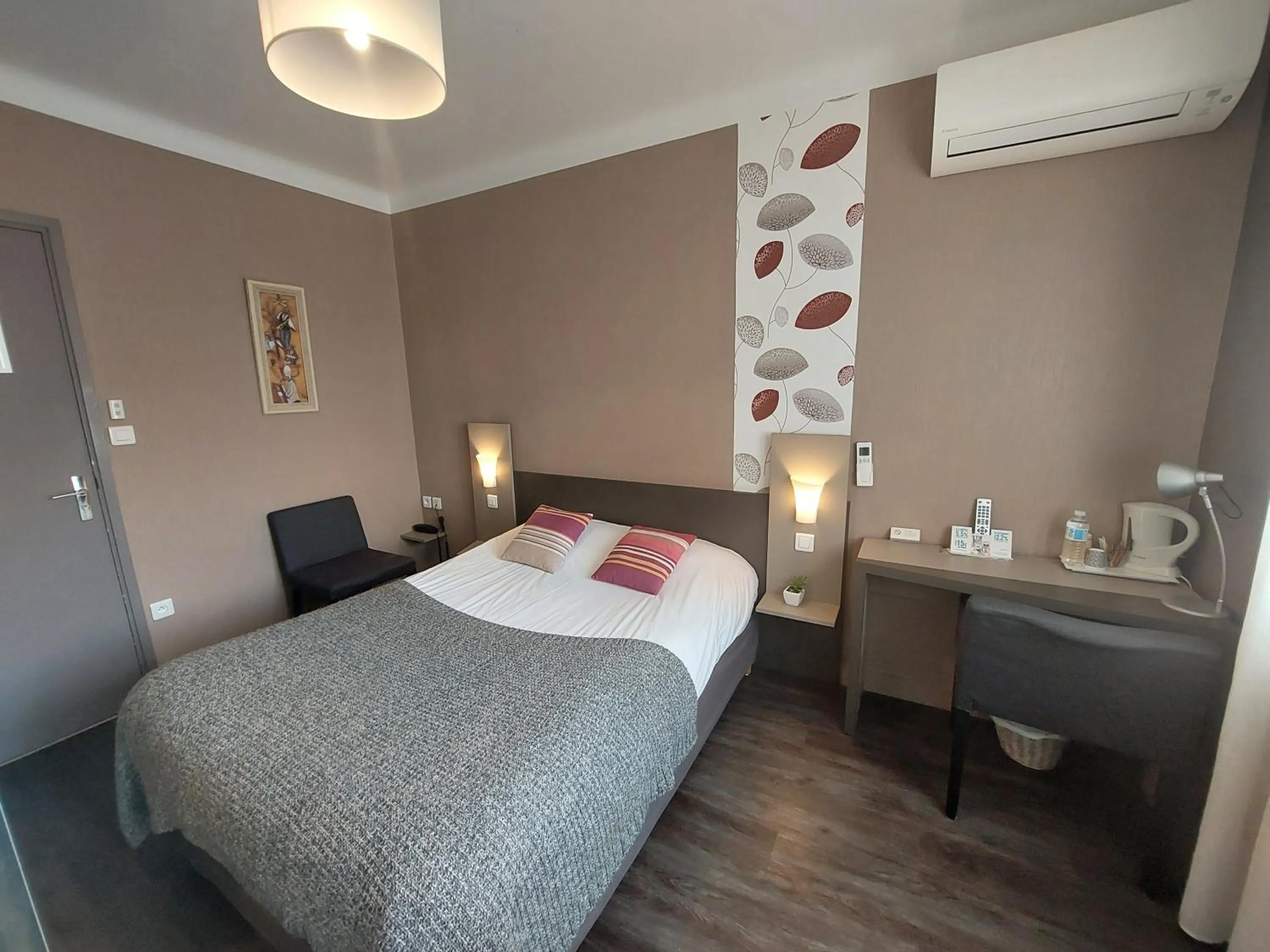 Bed in Chez Terrassier - Logis Hôtels - Hotel et Restaurant