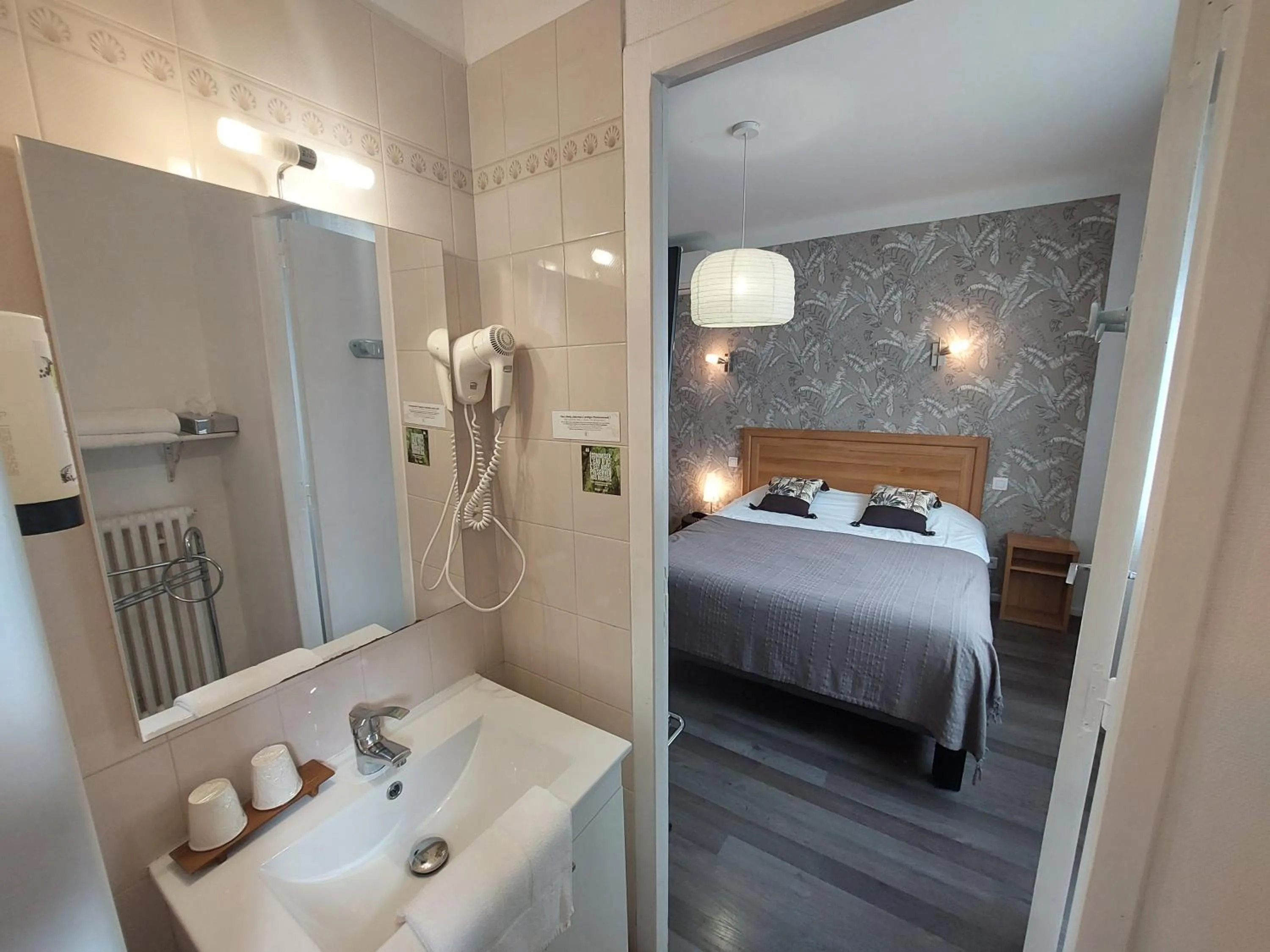 Bed in Chez Terrassier - Logis Hôtels - Hotel et Restaurant