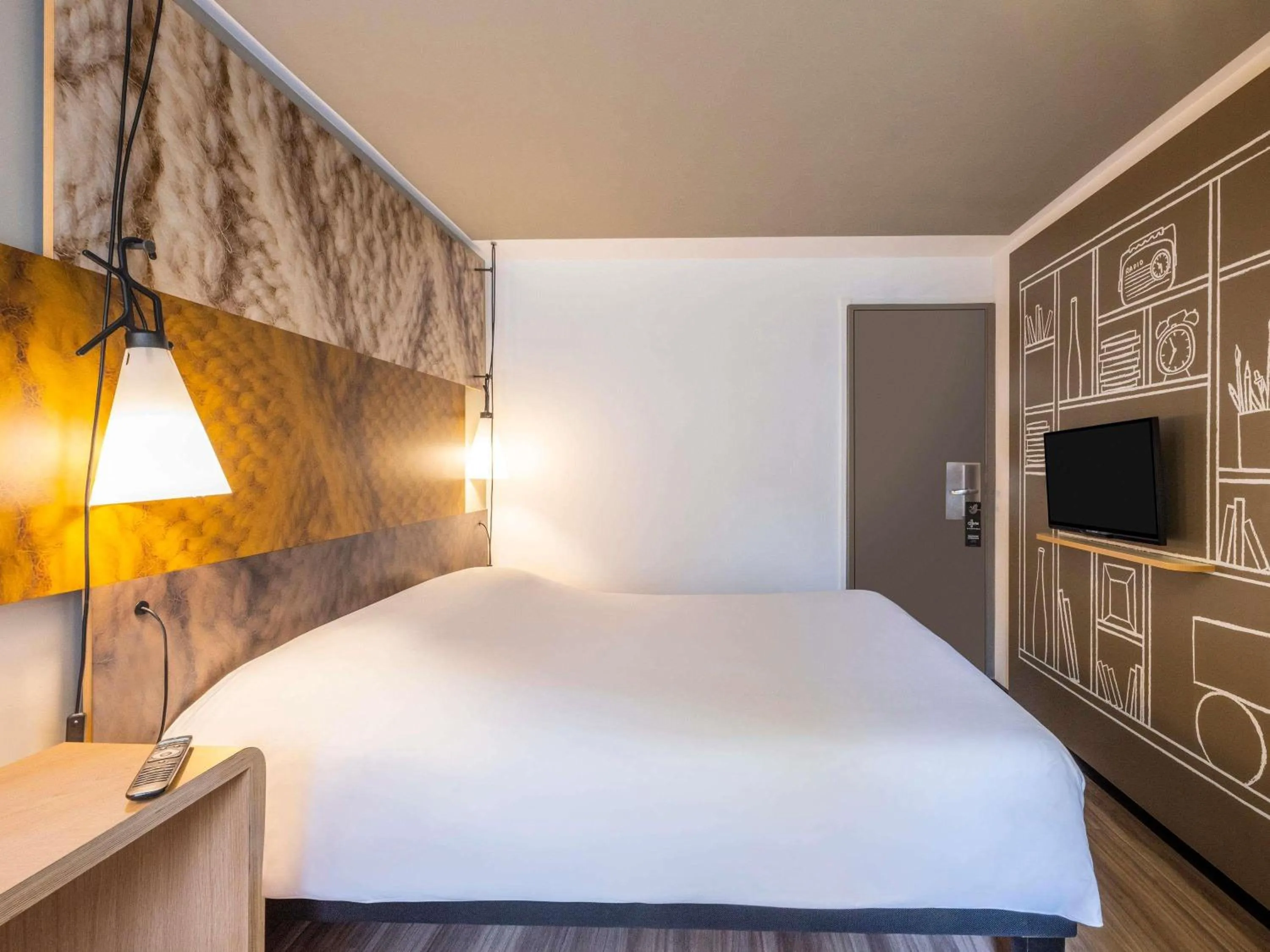 Bedroom, Bed in ibis Beaune Centre