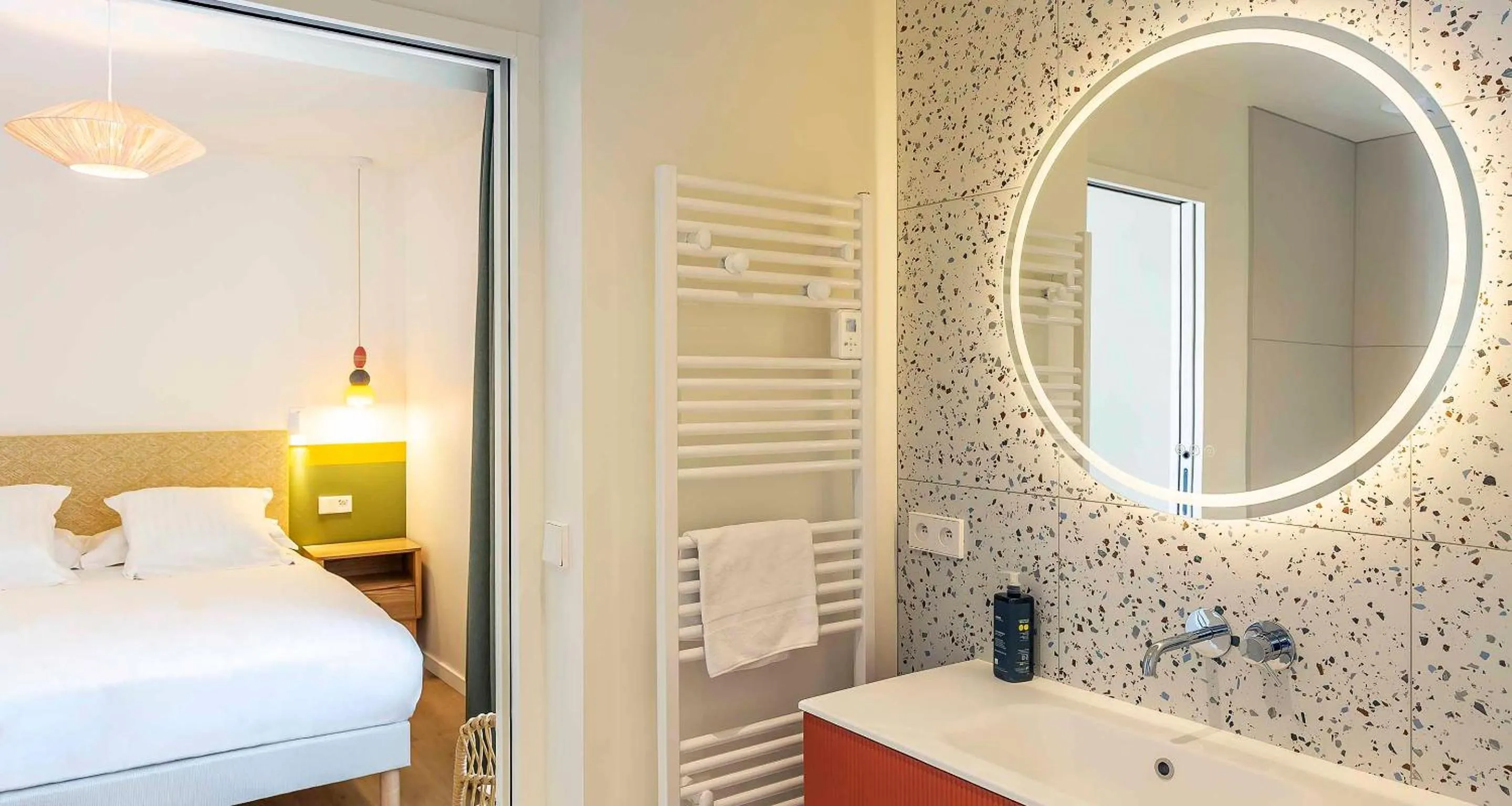 Bathroom, Bed in Hôtel Kemaris