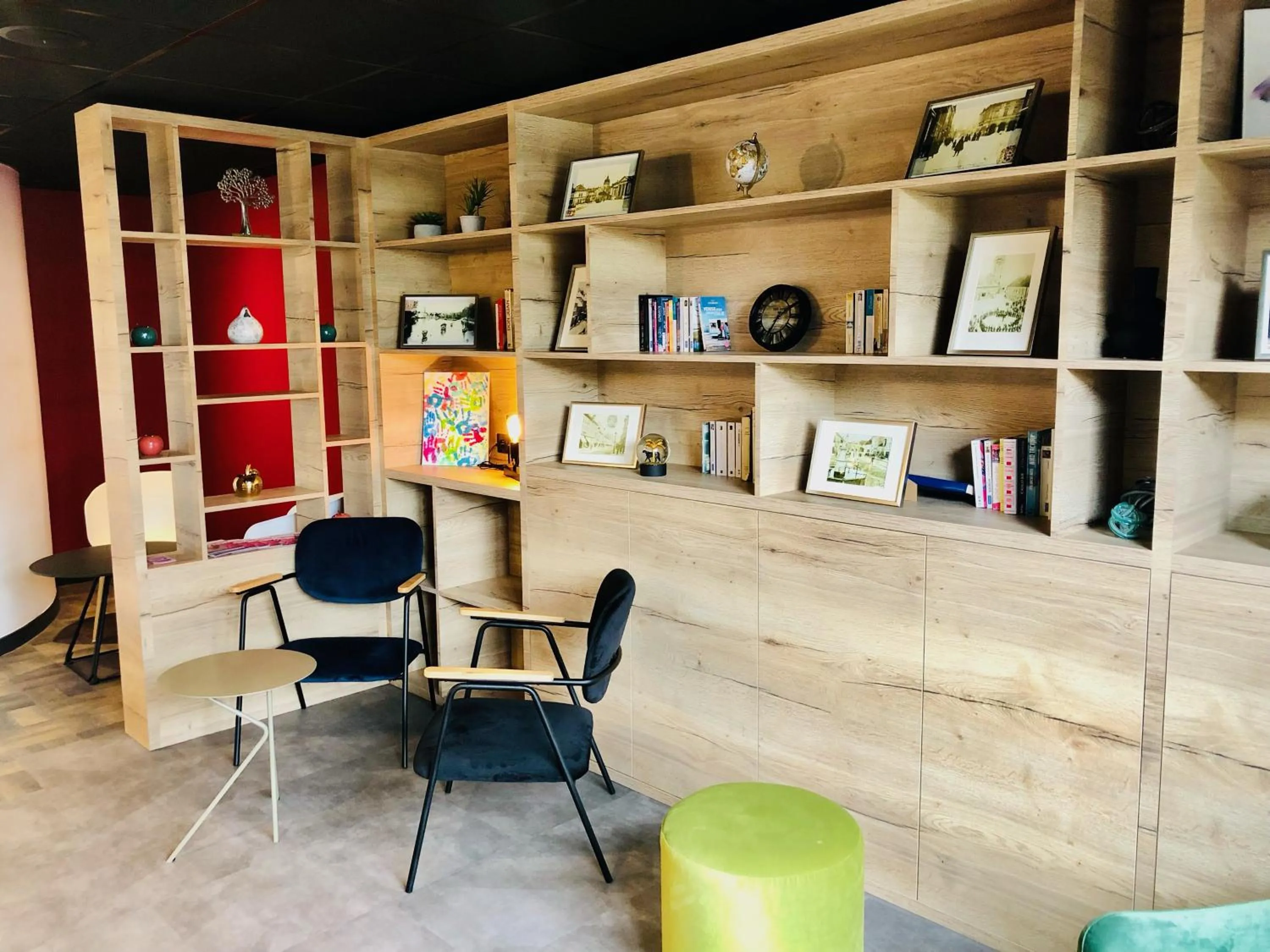 Lounge or bar in Ibis Pontarlier