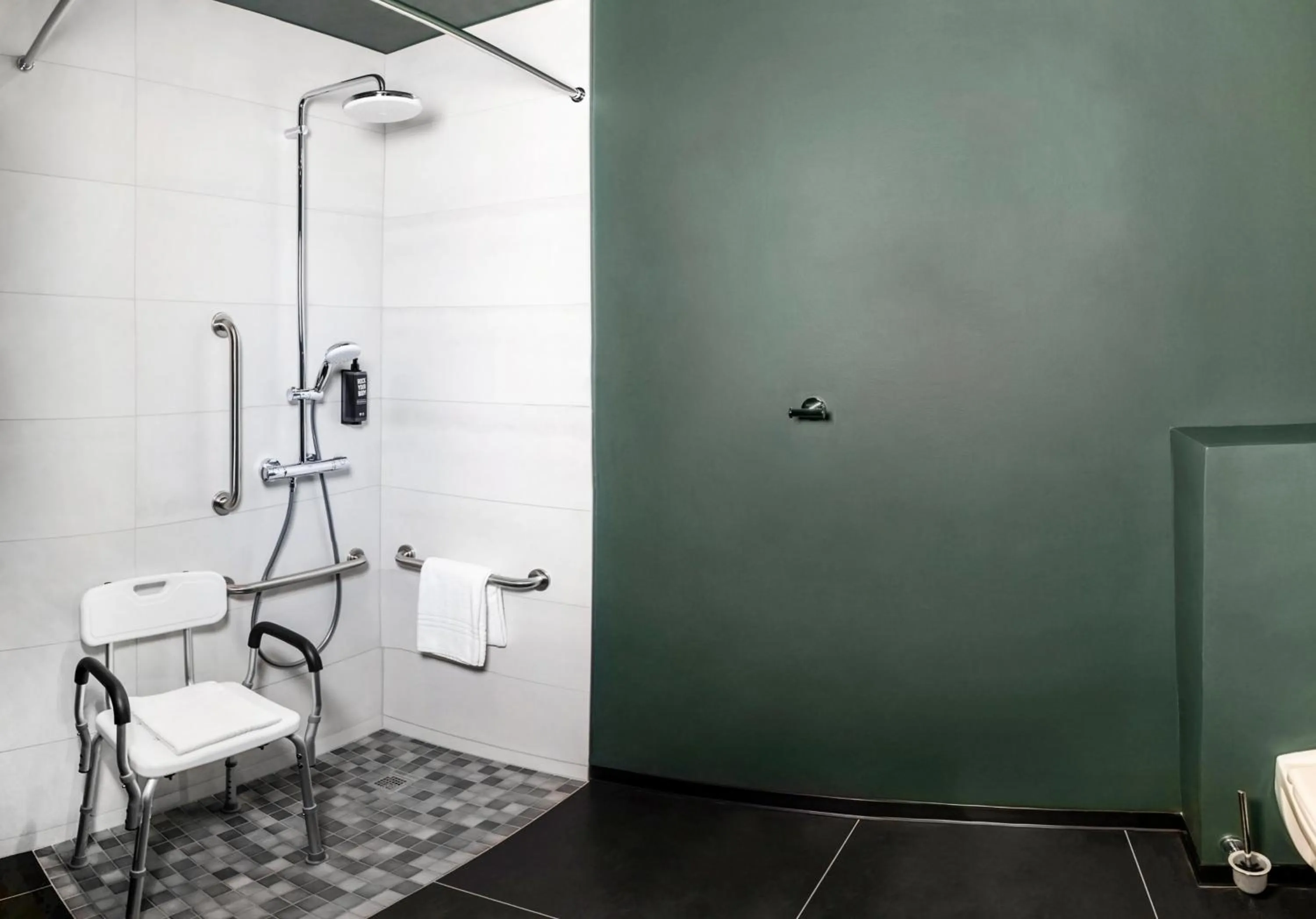 Bathroom in Ibis Pontarlier