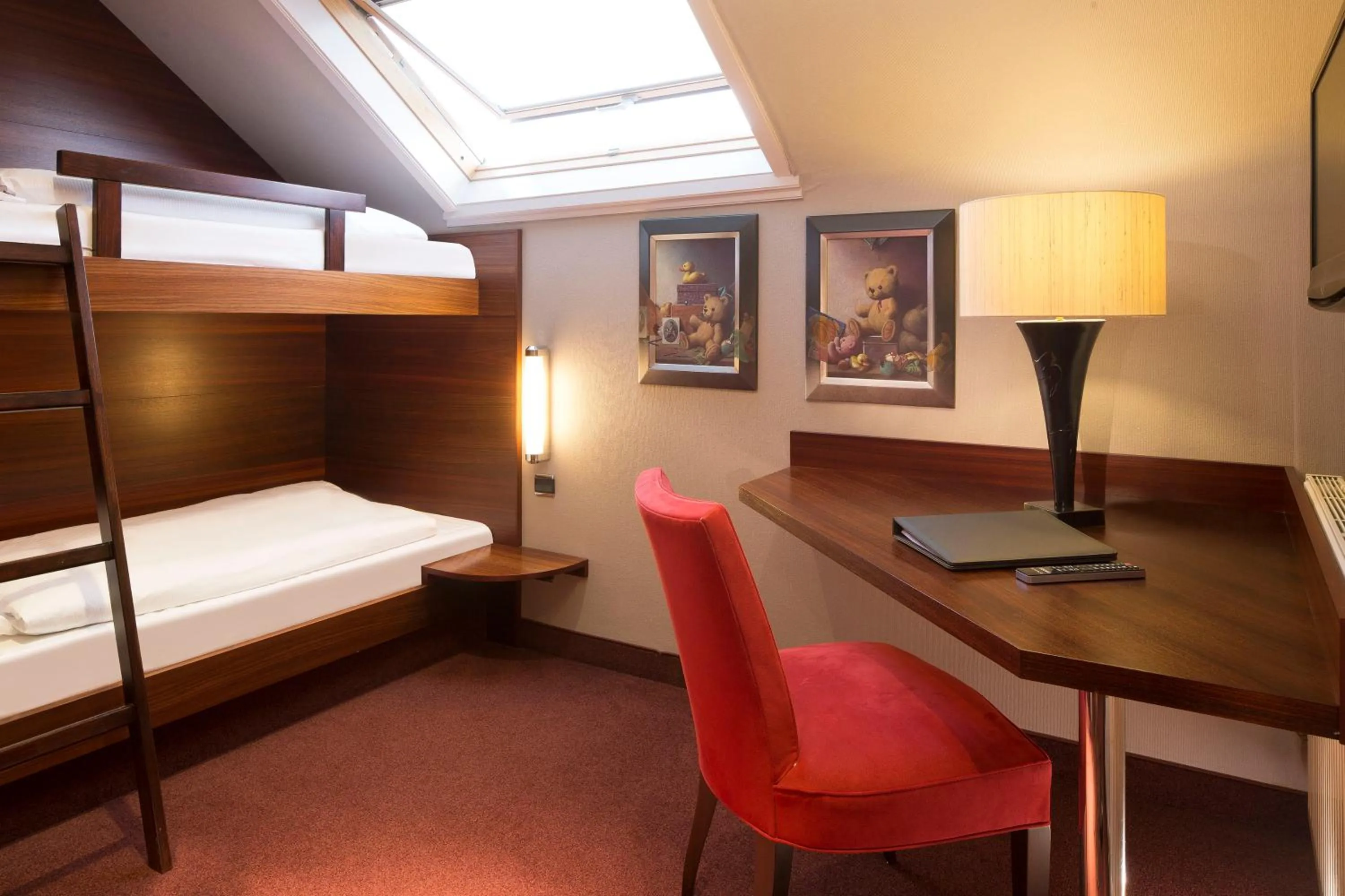 Photo of the whole room, Bed in Le Parc Hôtel devient YONA