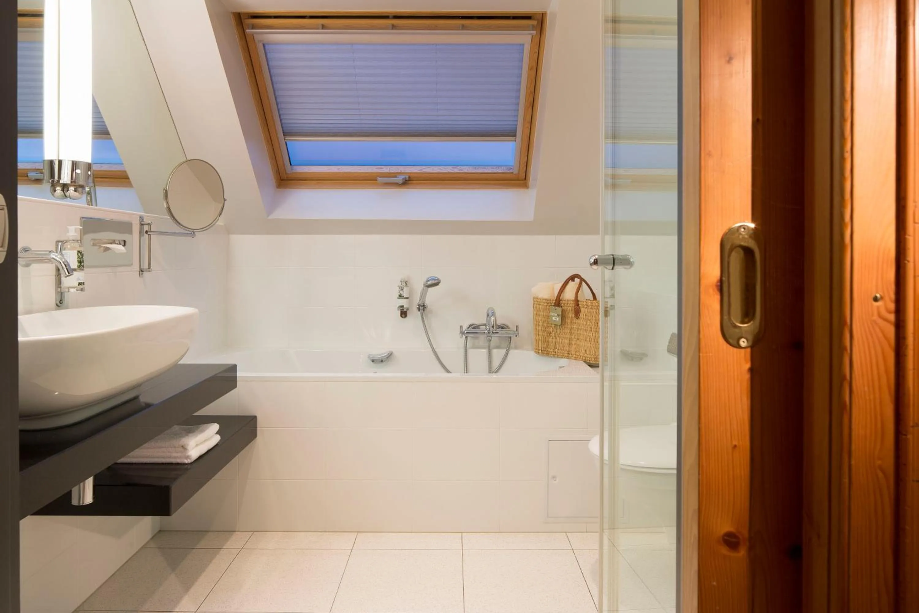 Photo of the whole room in Le Parc Hôtel devient YONA