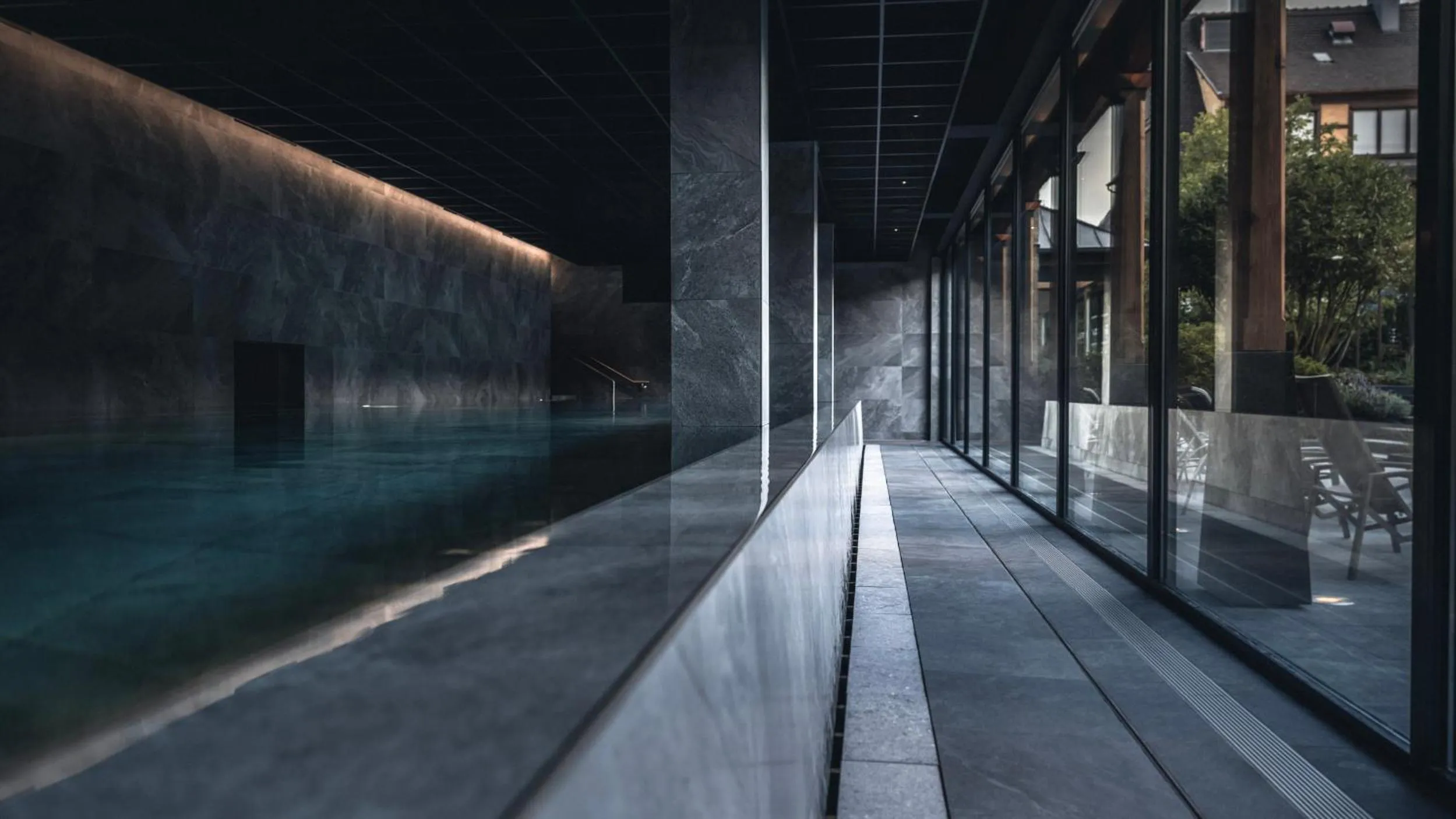 Swimming pool in Le Parc Hôtel devient YONA