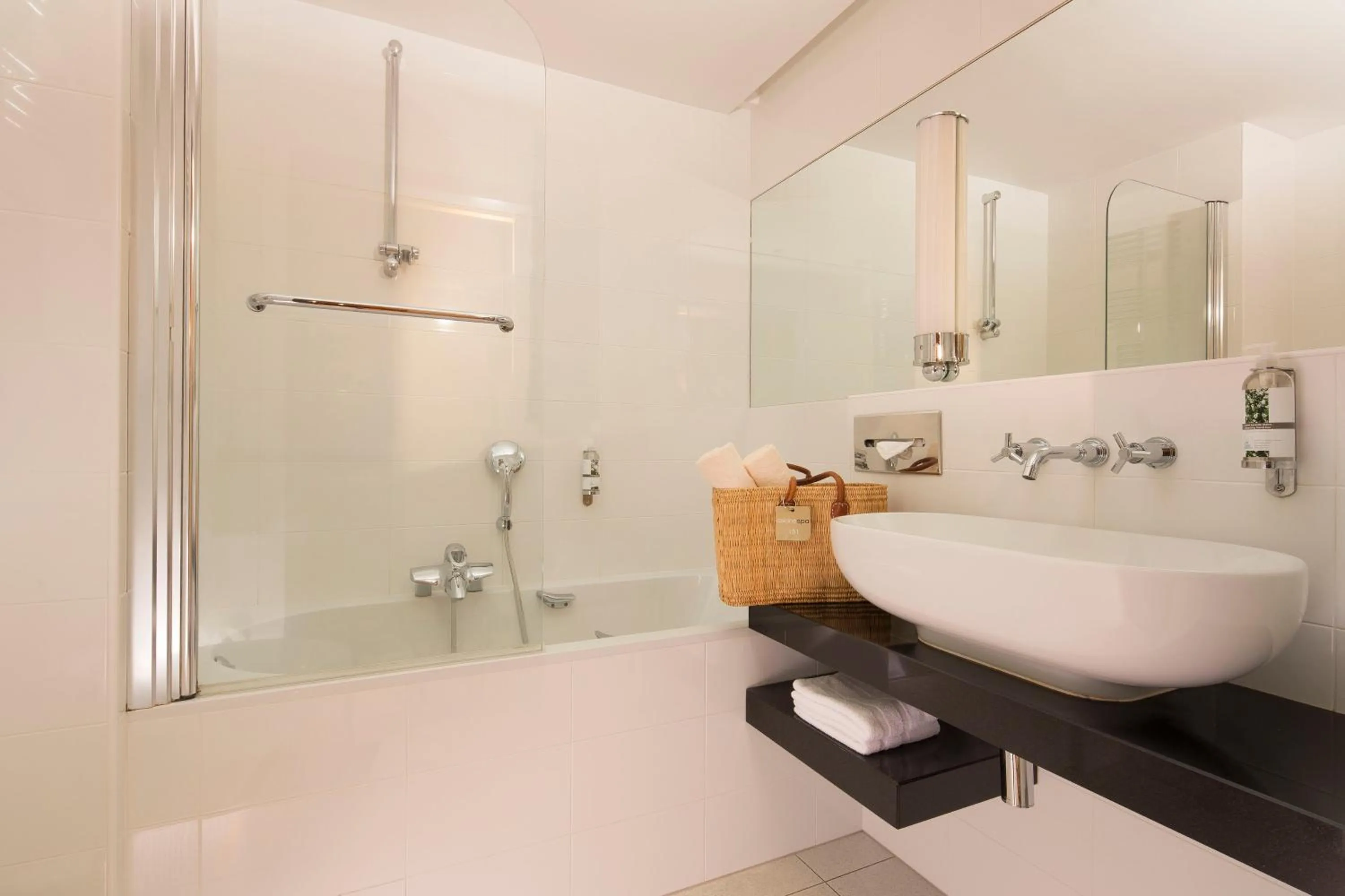 Bathroom in Le Parc Hôtel devient YONA