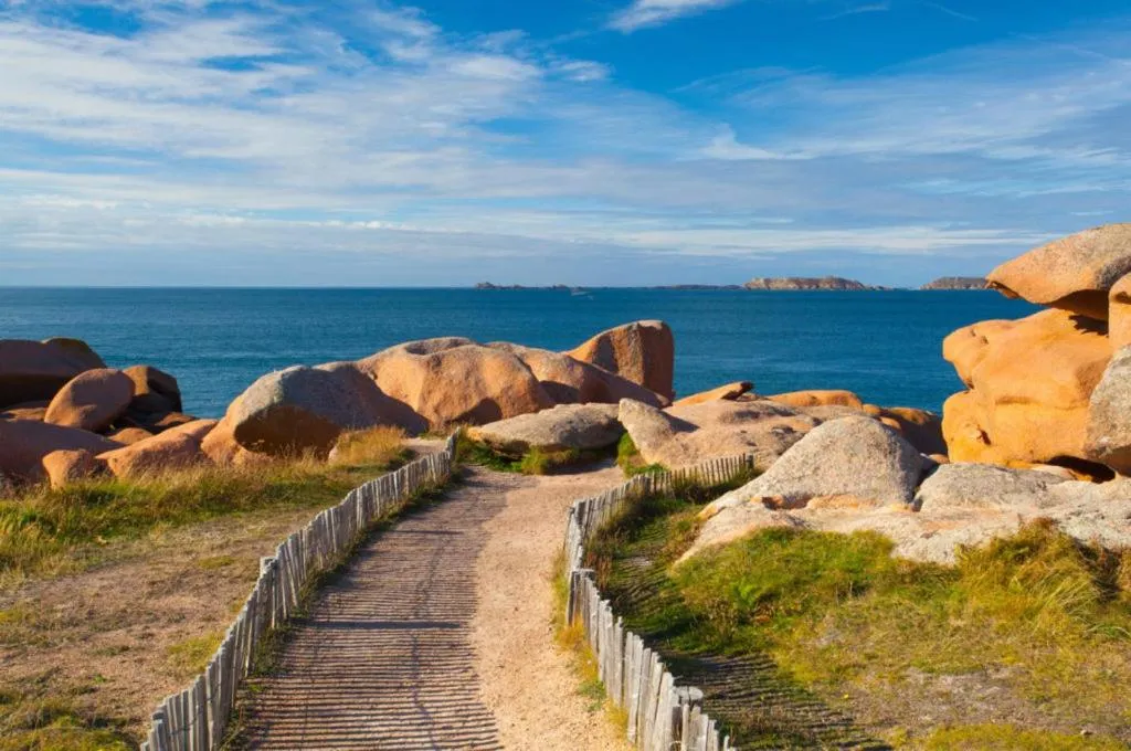 Hiking in Castel Beau Site