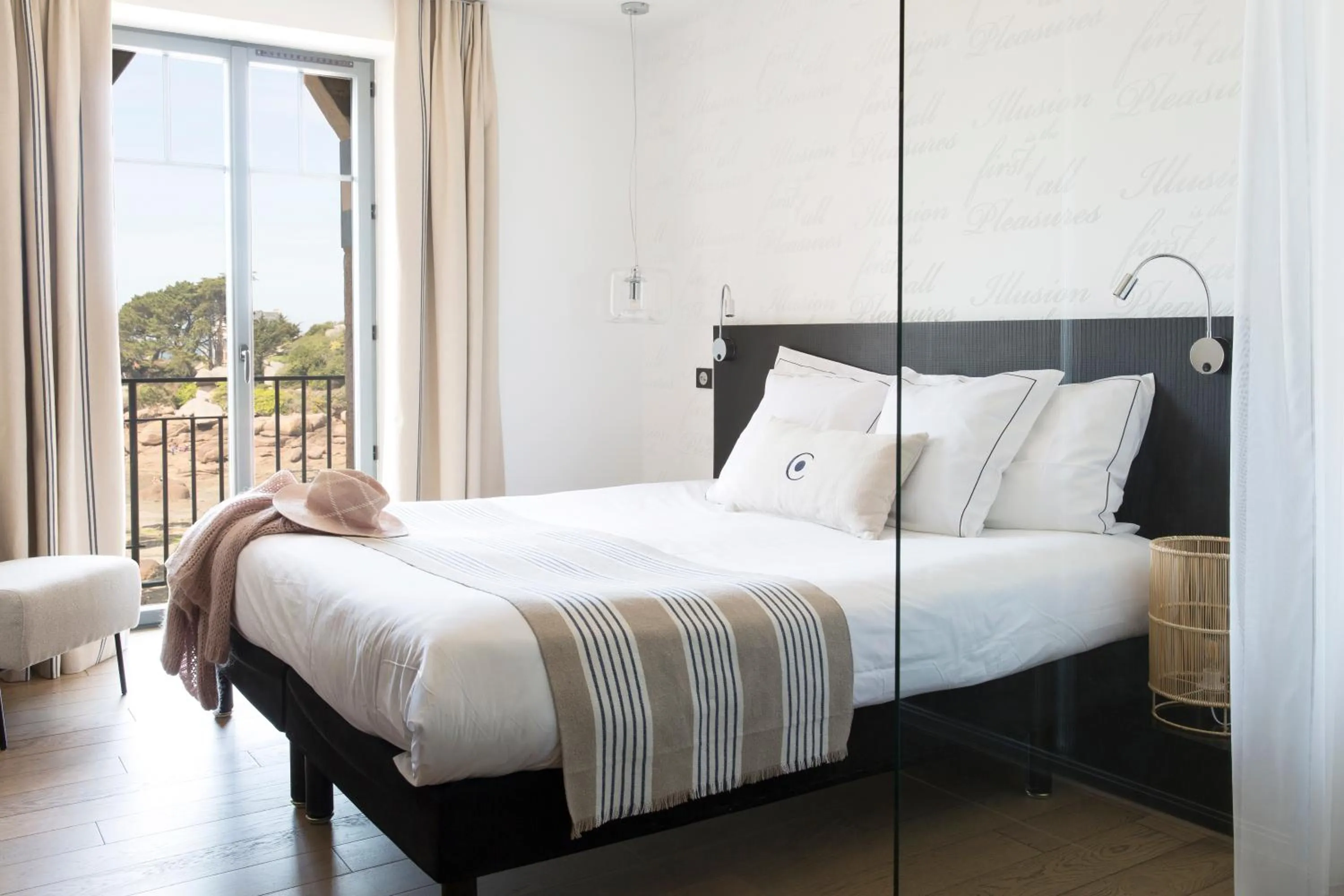 Photo of the whole room, Bed in Castel Beau Site