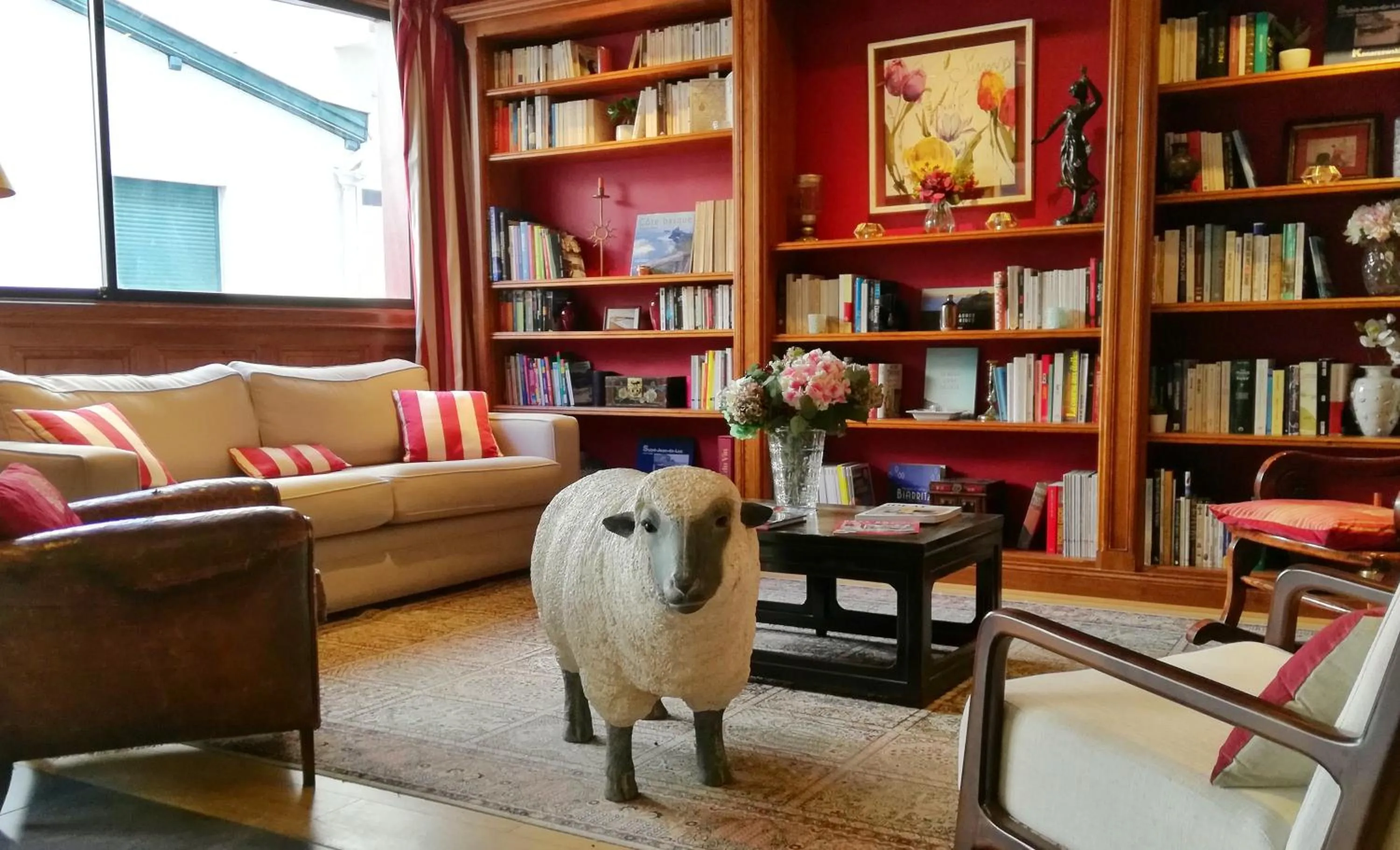 Library in Hôtel La Marisa Grande Plage