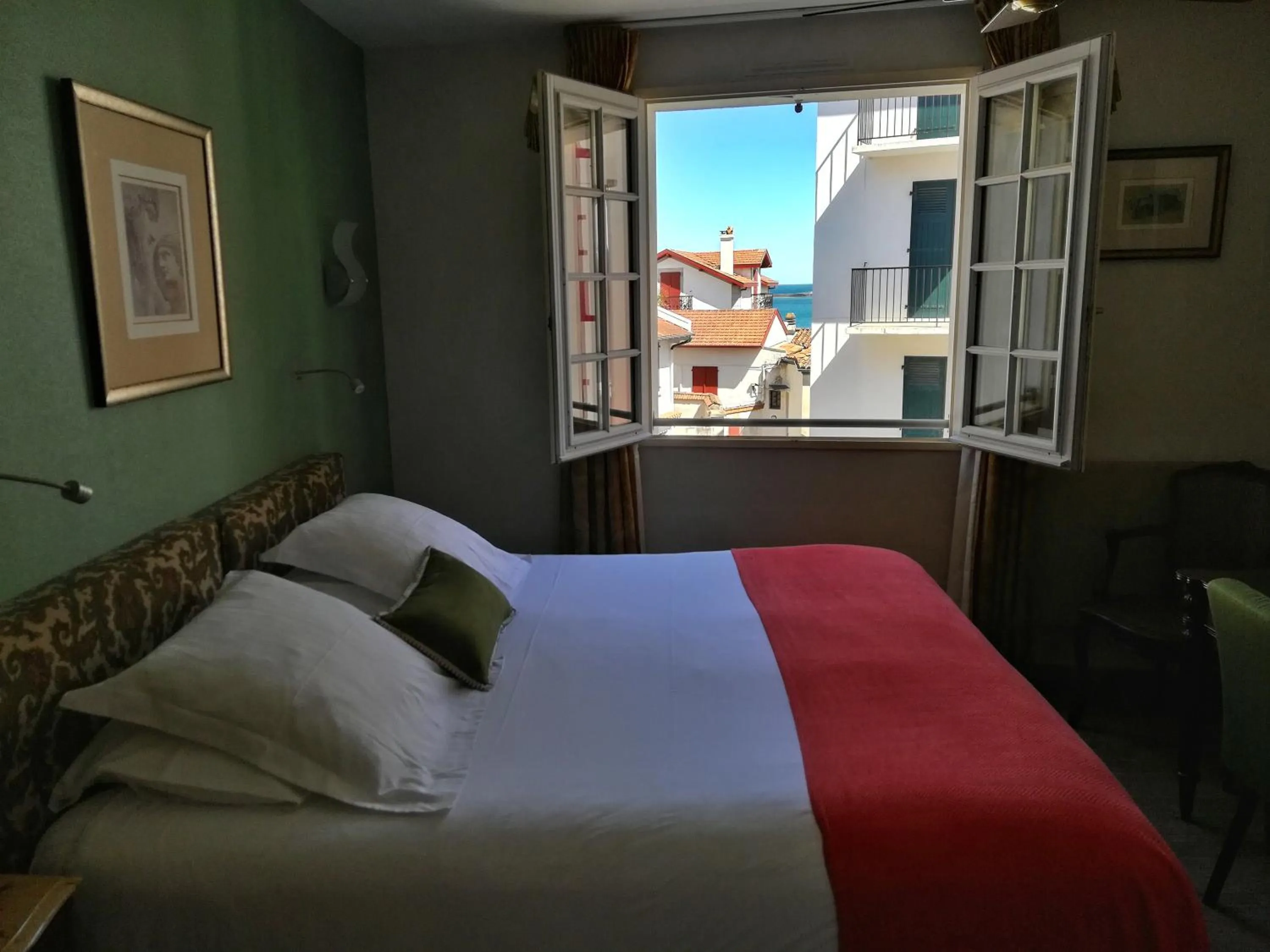 Photo of the whole room, Bed in Hôtel La Marisa Grande Plage