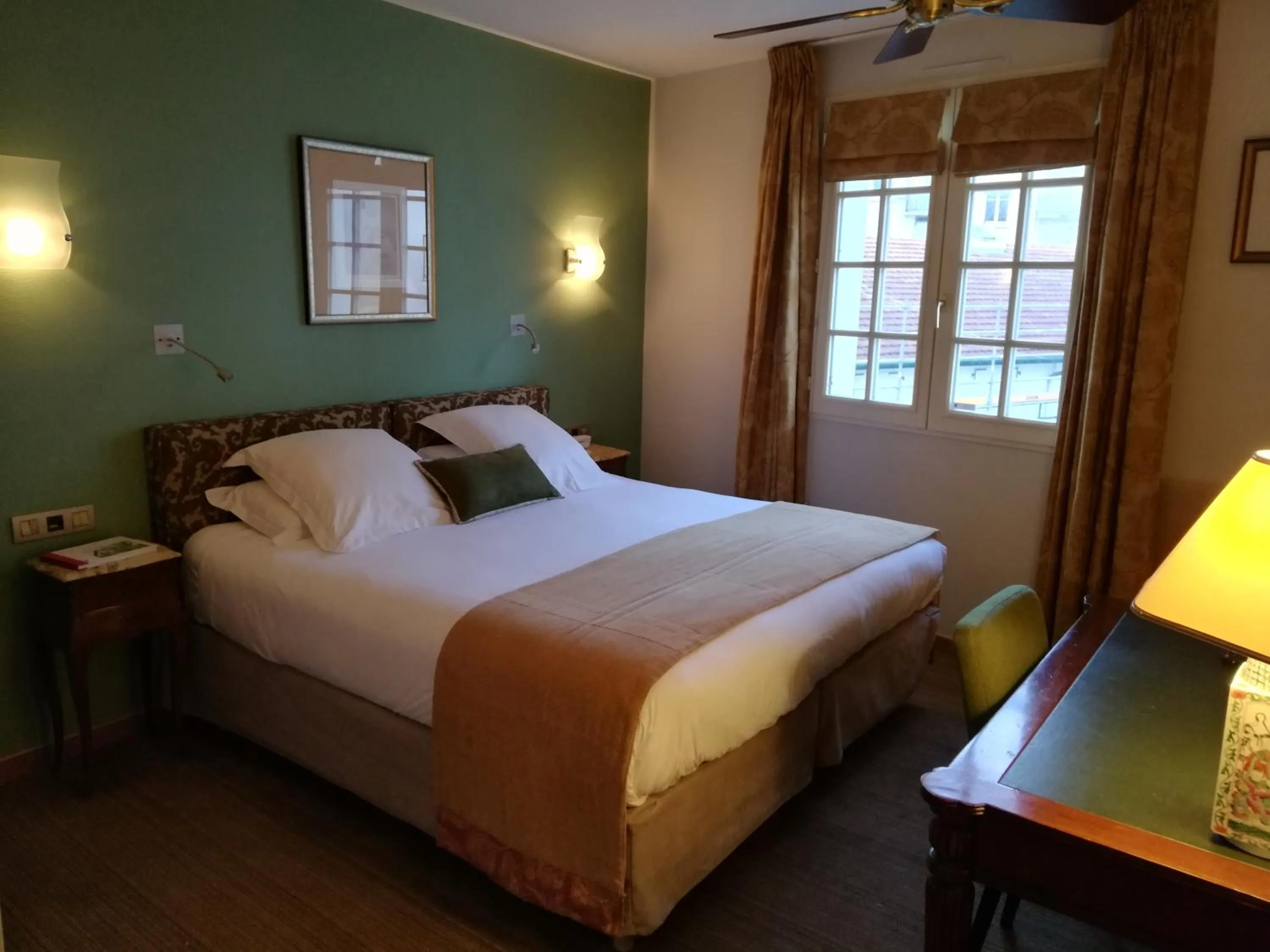 Photo of the whole room, Bed in Hôtel La Marisa Grande Plage