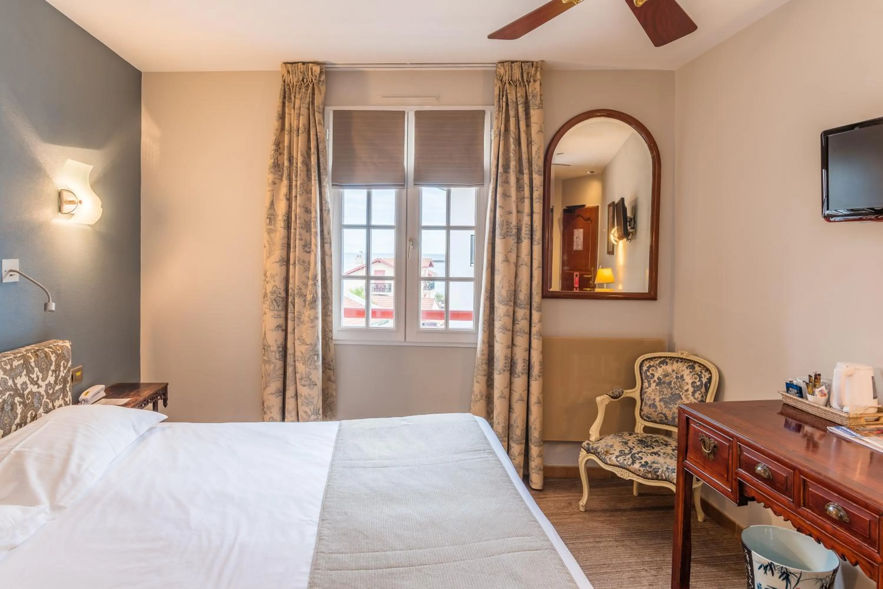 Photo of the whole room, Bed in Hôtel La Marisa Grande Plage