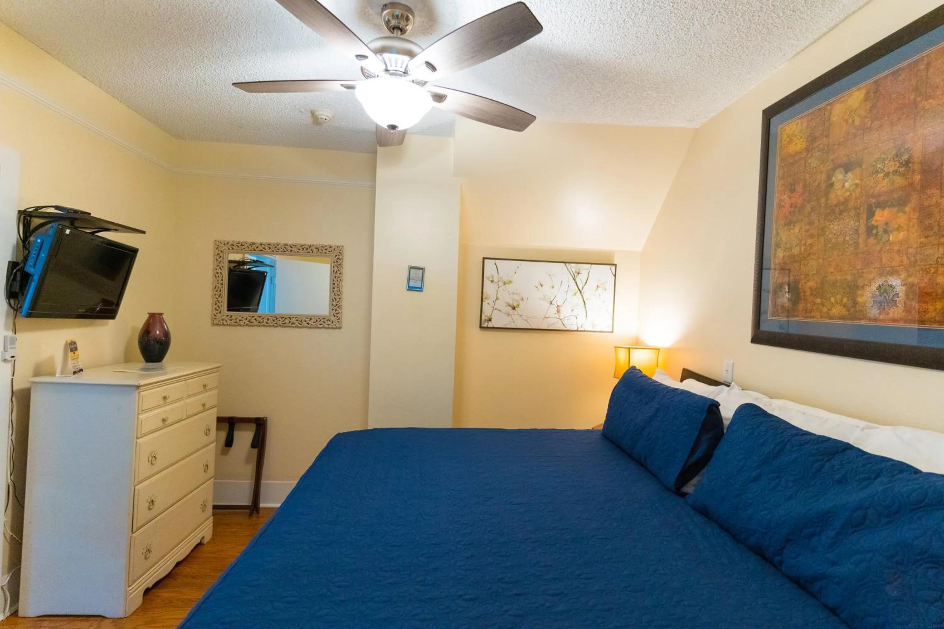 Bed in The Heirloom Inn Mount Dora