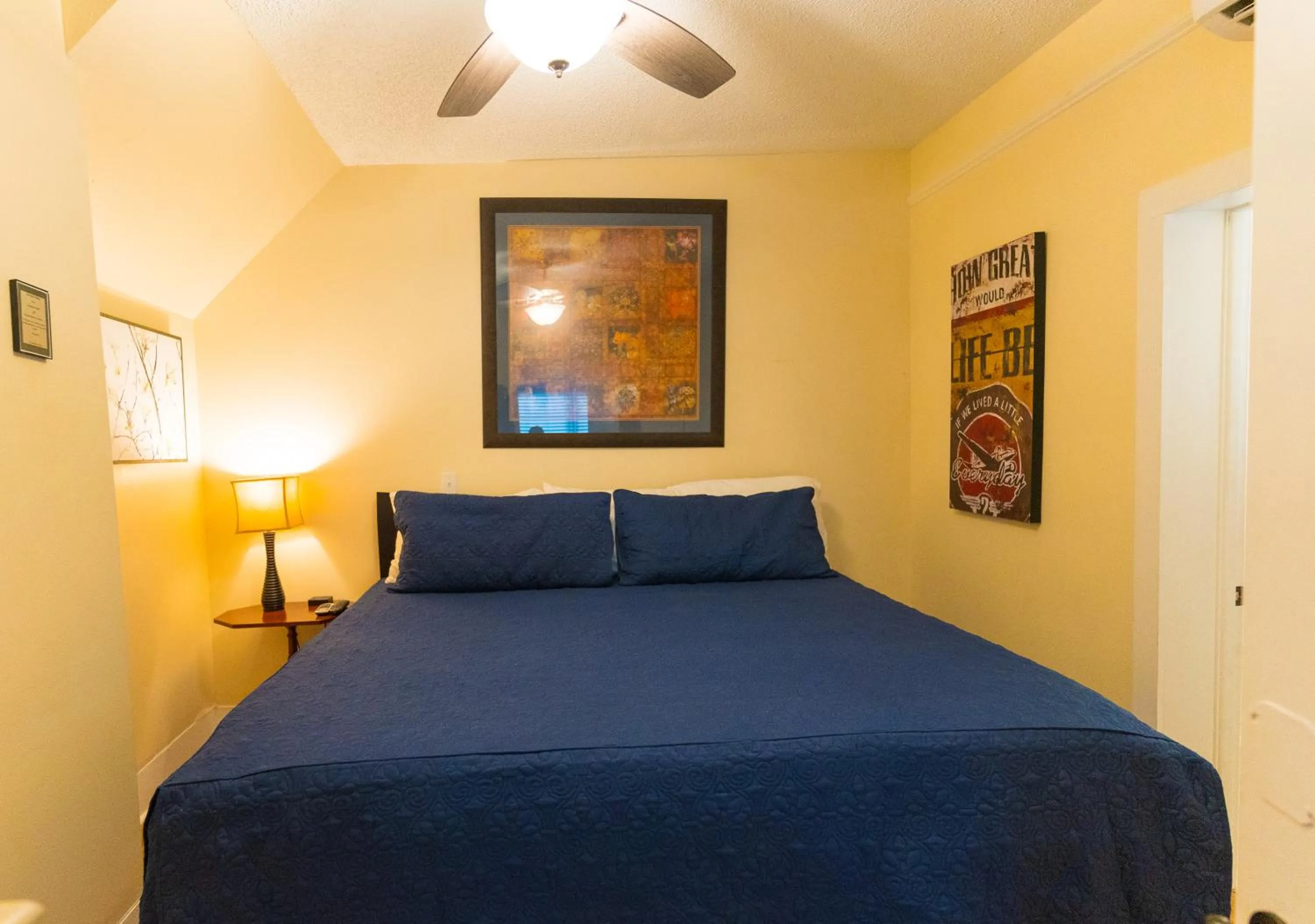 Bed in The Heirloom Inn Mount Dora