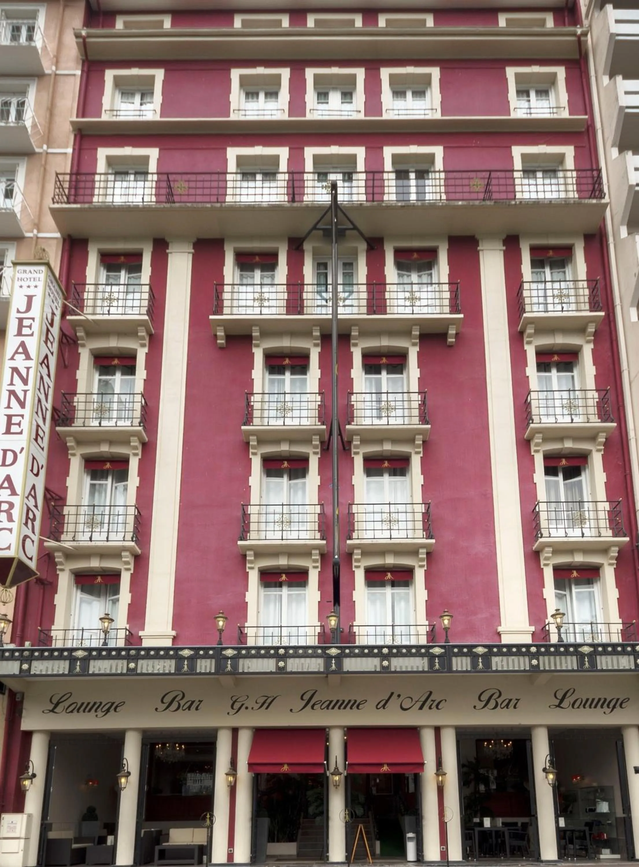 Facade/entrance in Hôtel Jeanne d'Arc