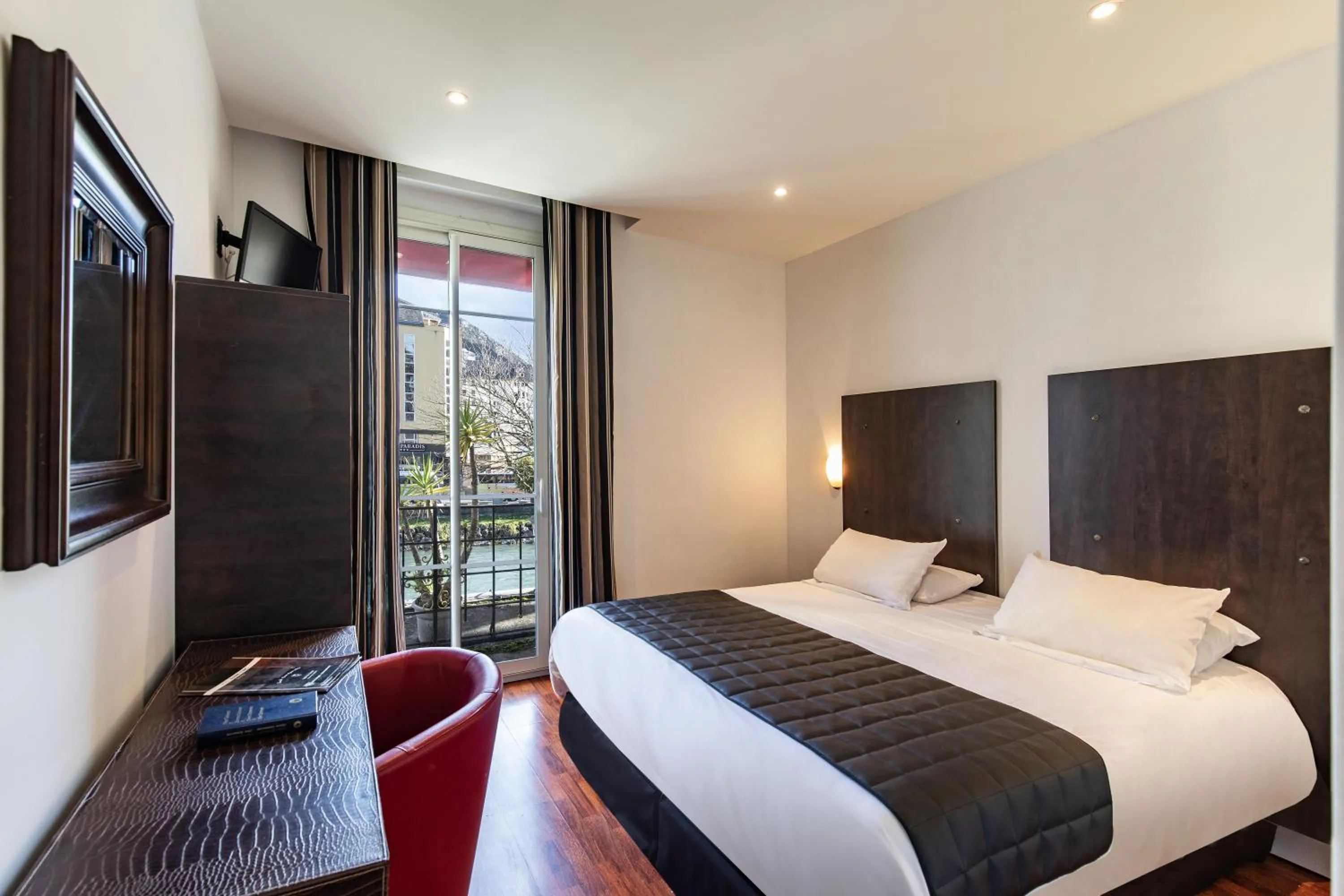 Bedroom in Hôtel Jeanne d'Arc