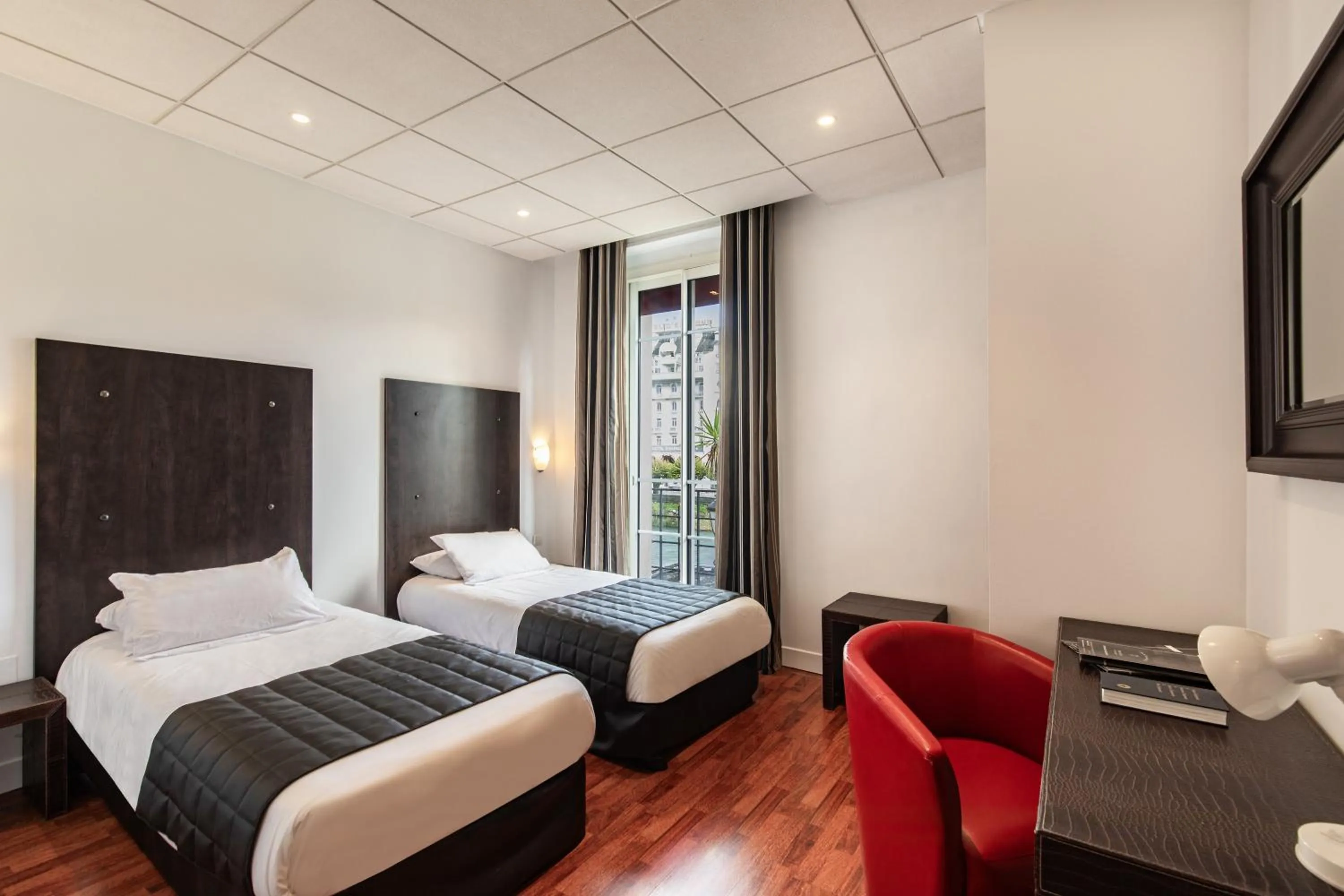 Bedroom in Hôtel Jeanne d'Arc