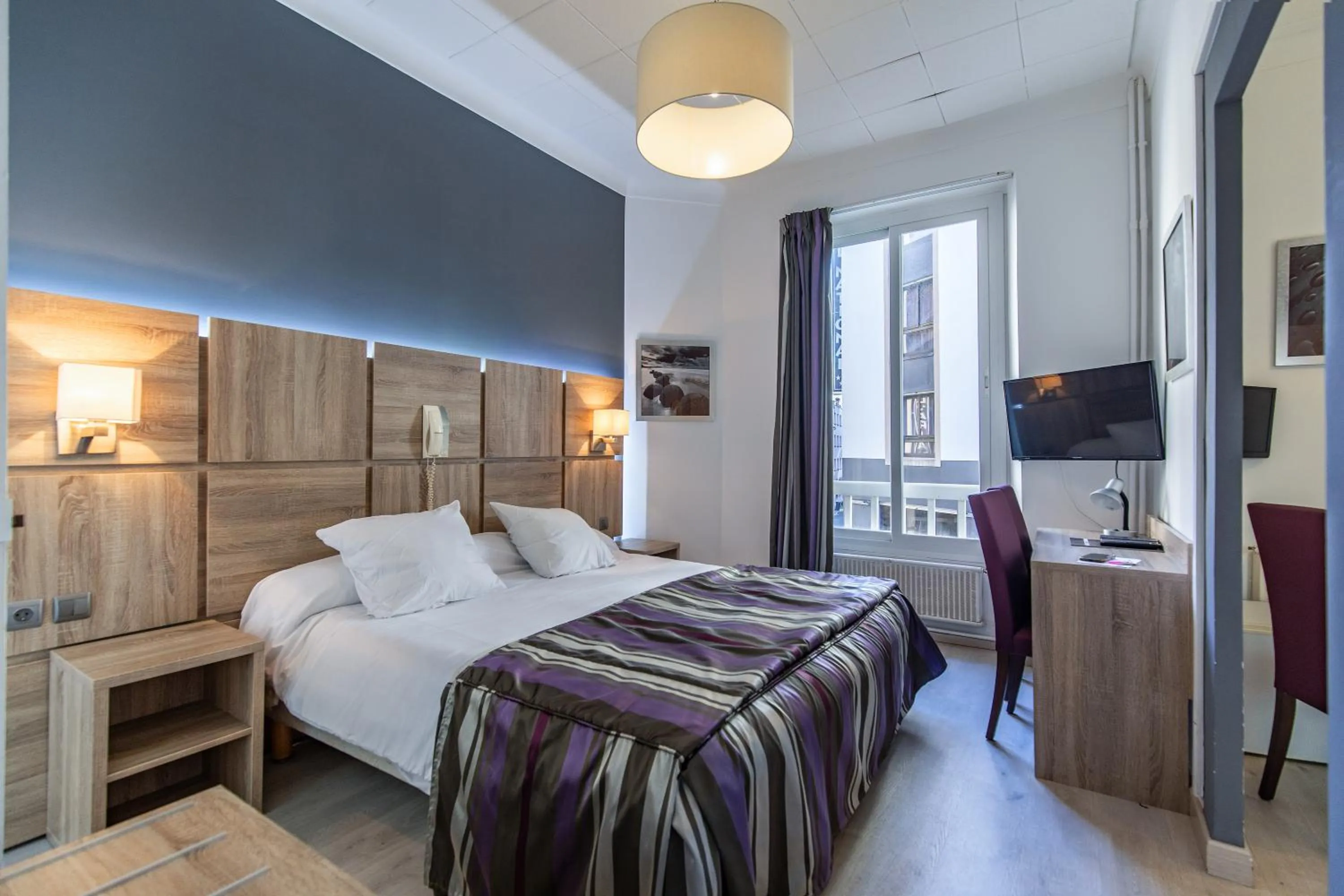 Bed in Hôtel Jeanne d'Arc