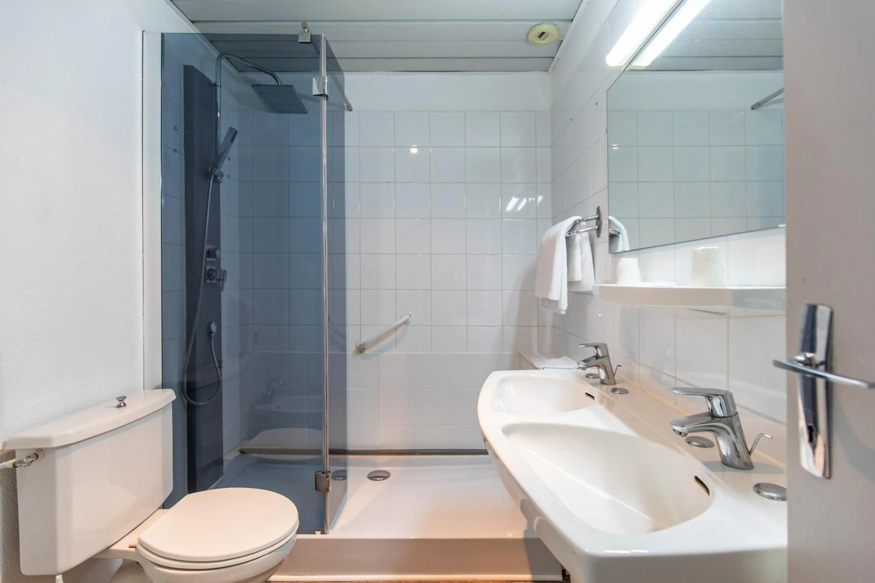 Shower in Hôtel Jeanne d'Arc