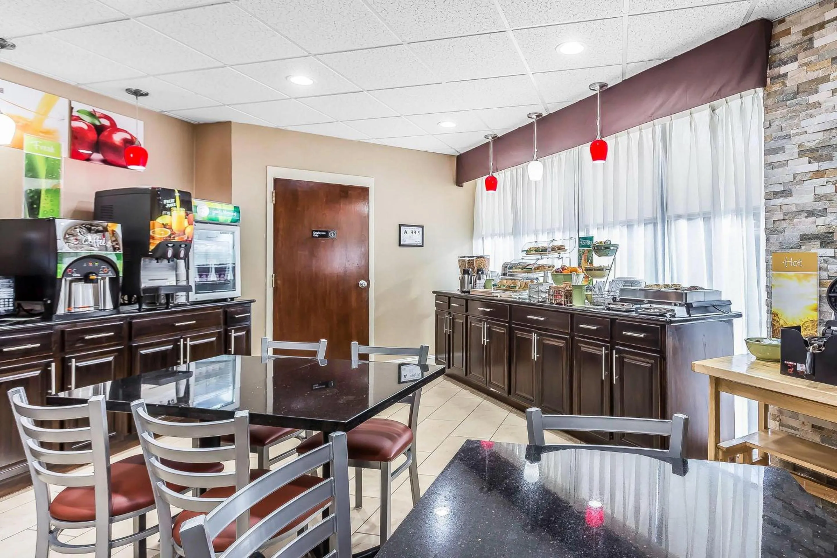 Breakfast in Quality Inn & Suites Salisbury South