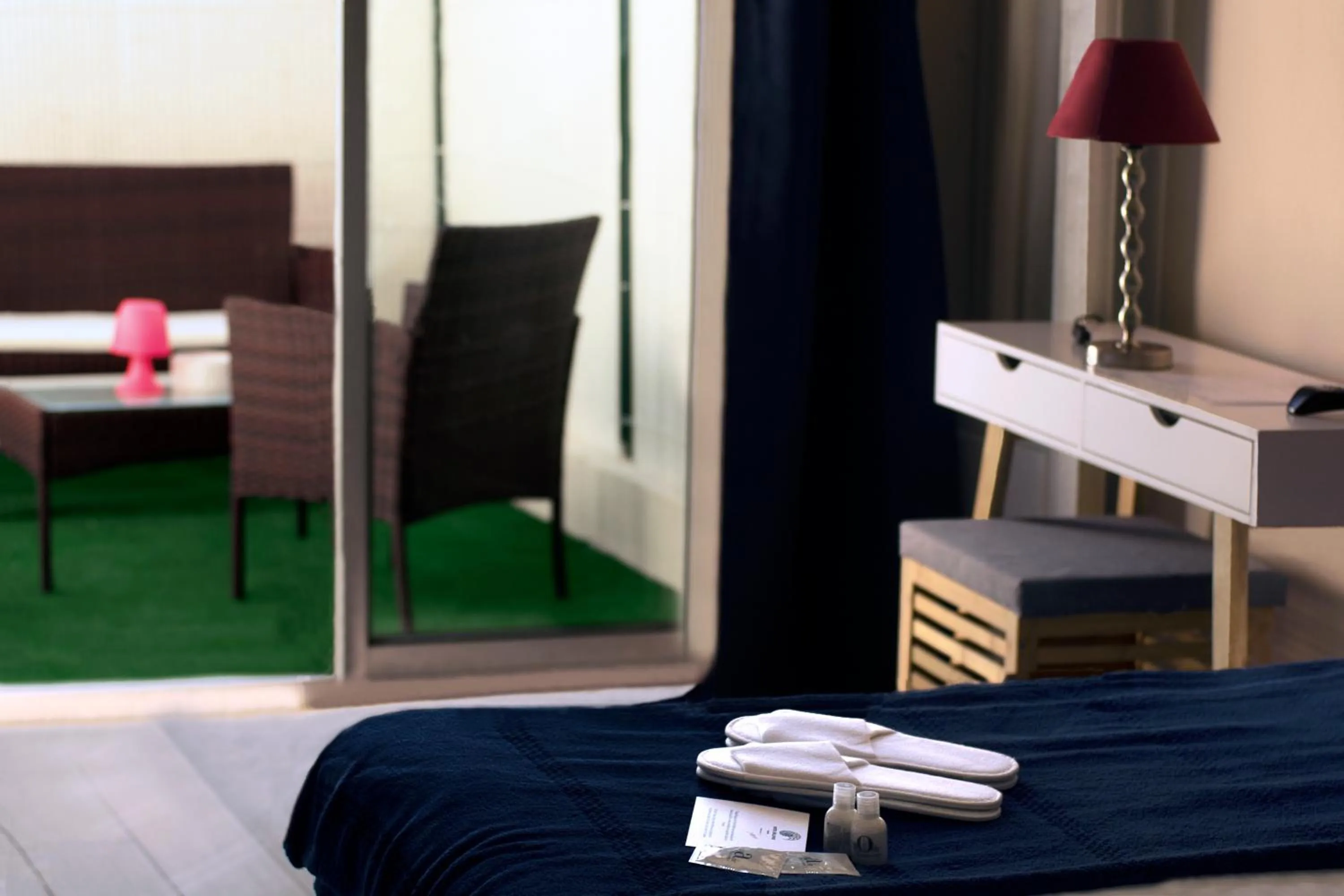 Patio, Bed in Hôtel Bellevue Cannes