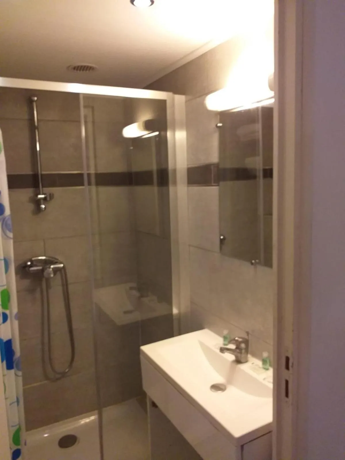 Shower in Hôtel Bellevue Cannes