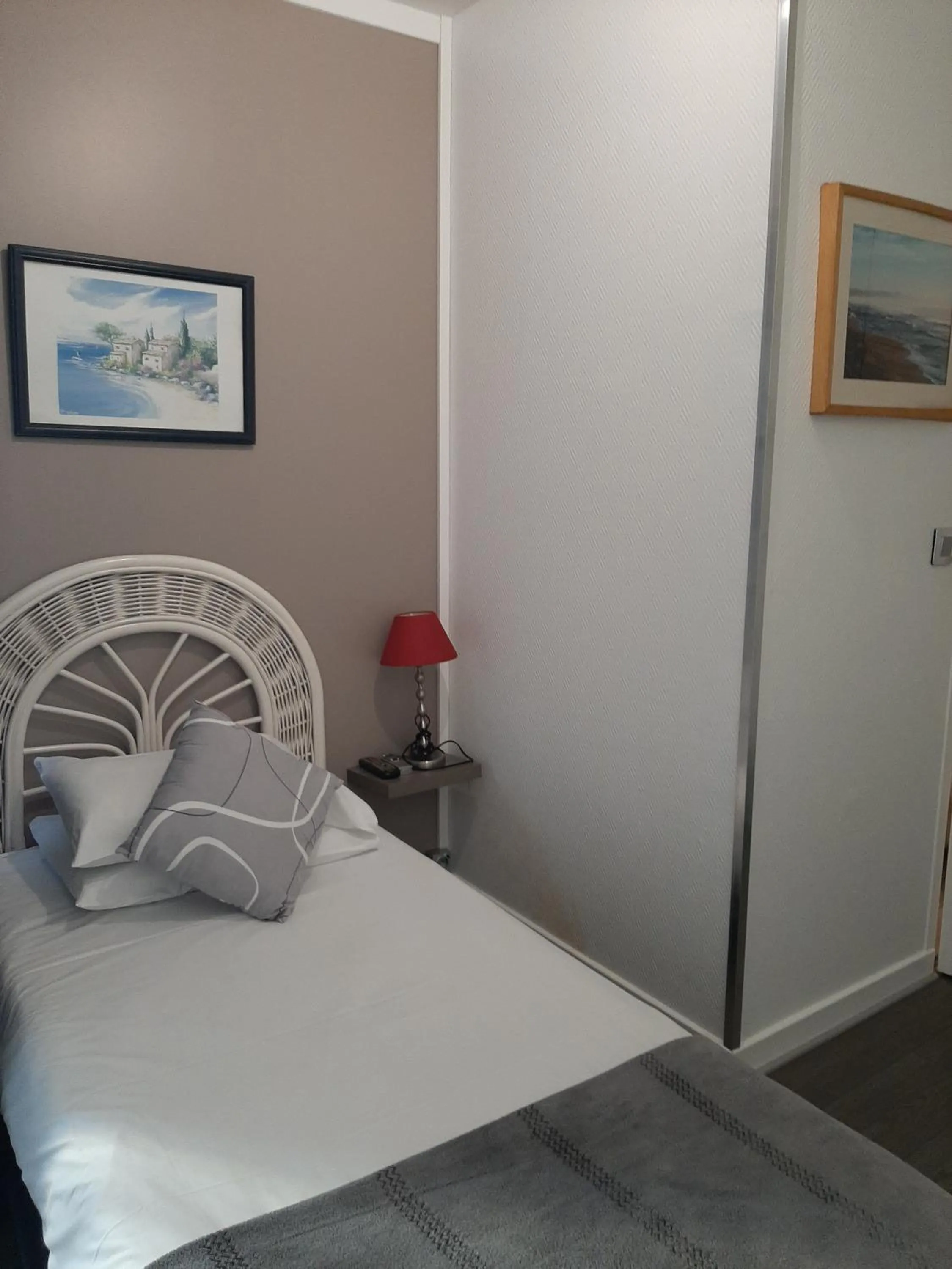 Bathroom, Bed in Hôtel Bellevue Cannes