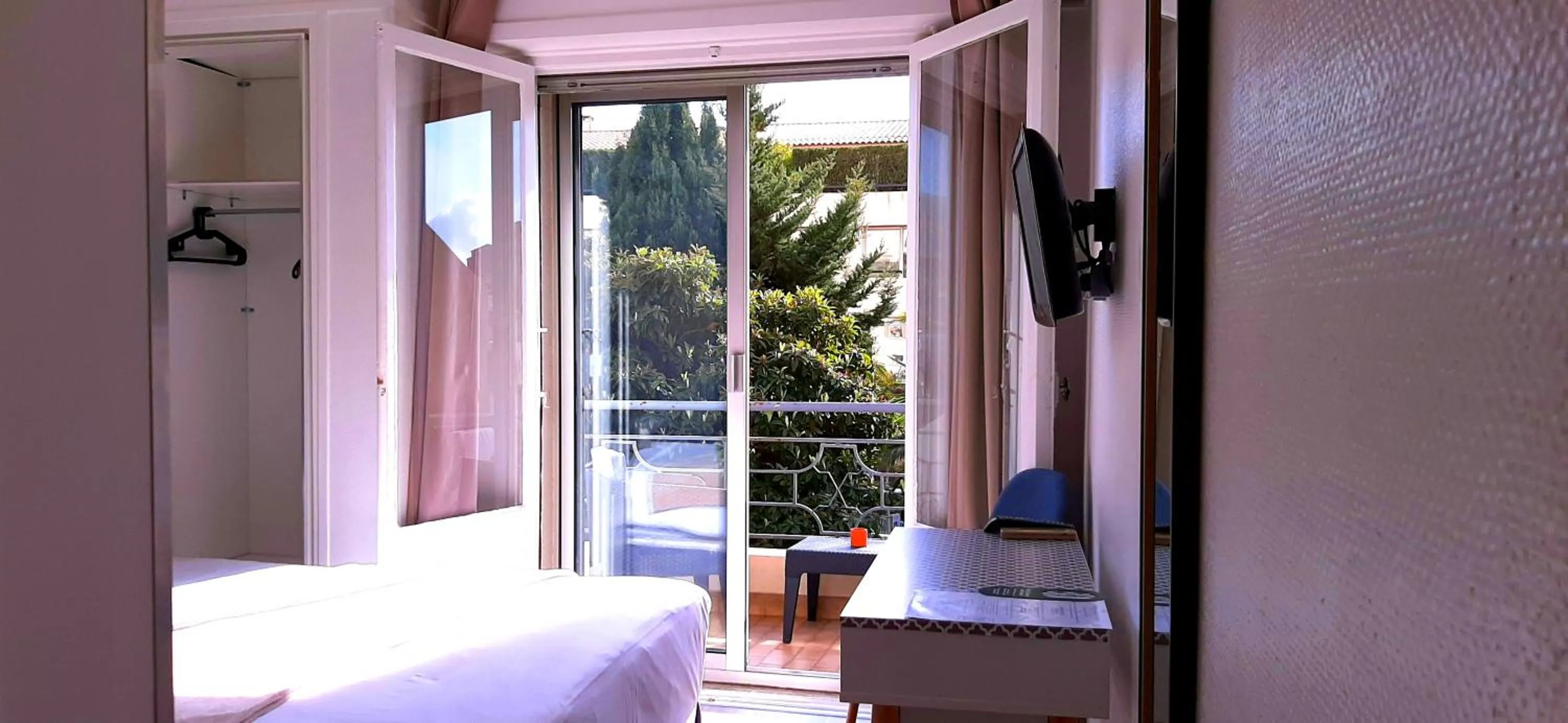 Garden view, Bed in Hôtel Bellevue Cannes