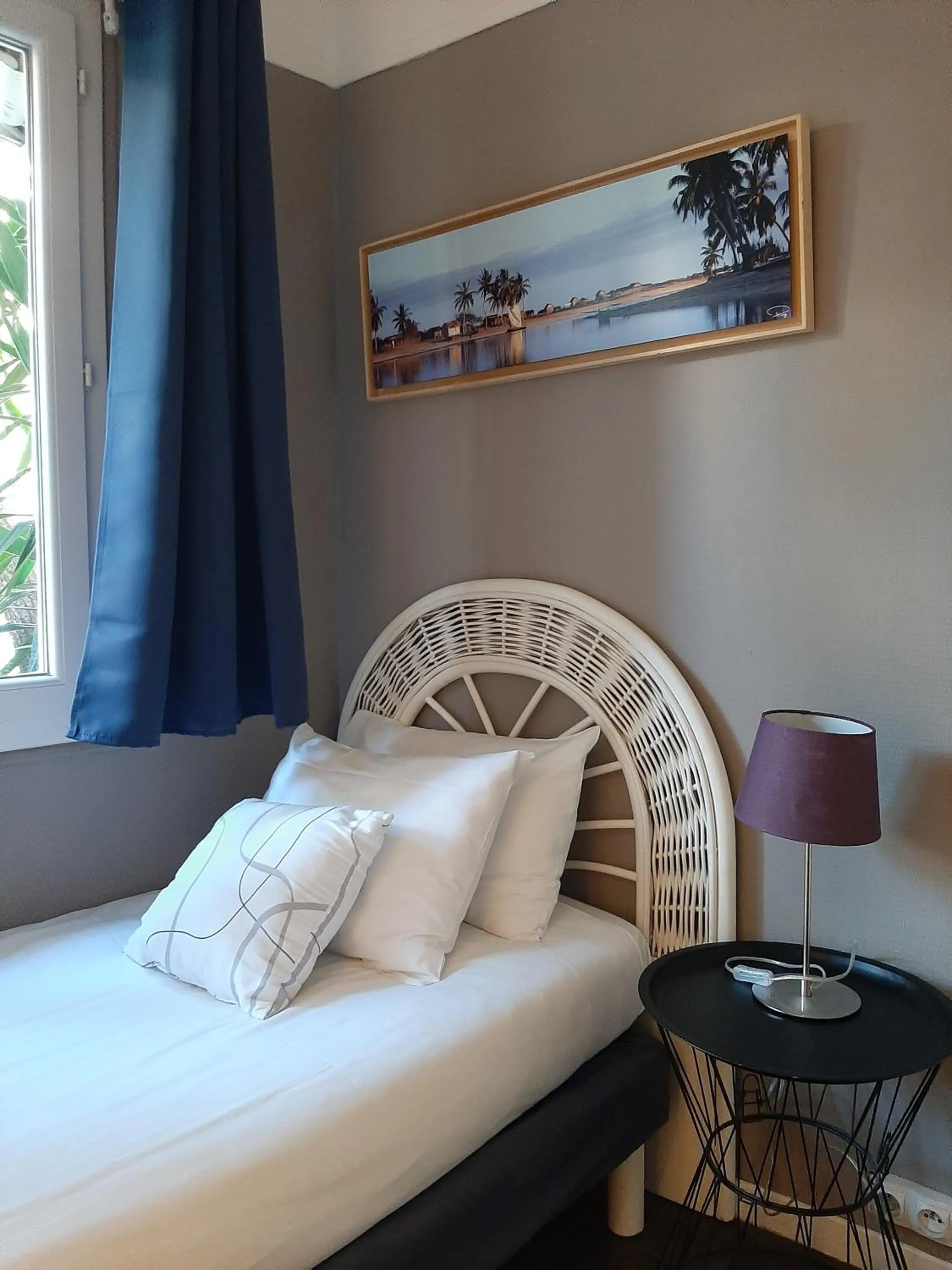 Shower, Bed in Hôtel Bellevue Cannes