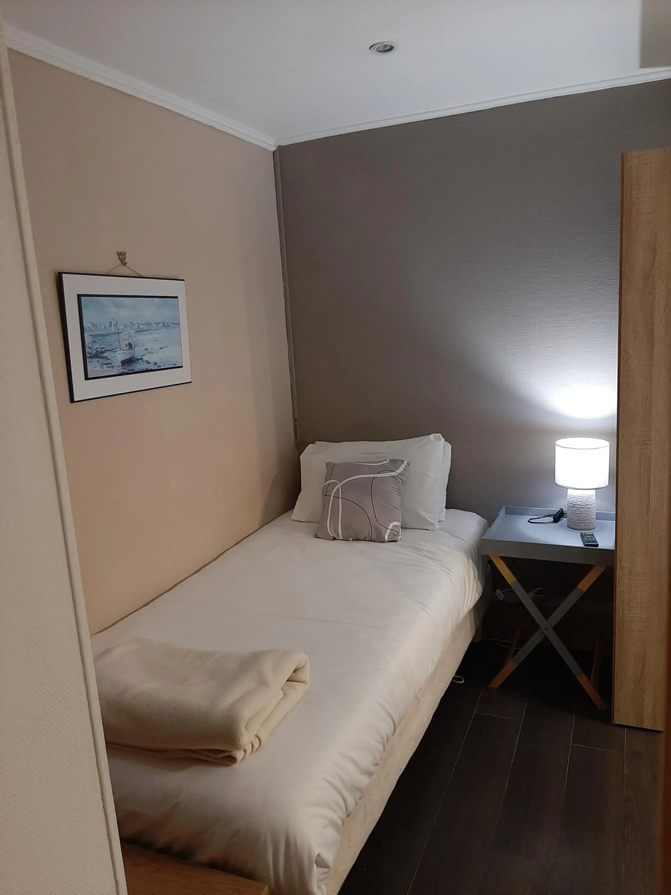 Bedroom, Bed in Hôtel Bellevue Cannes