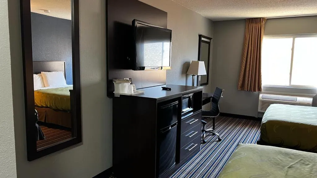 Communal lounge/ TV room, Bed in Colby Inn and Suites