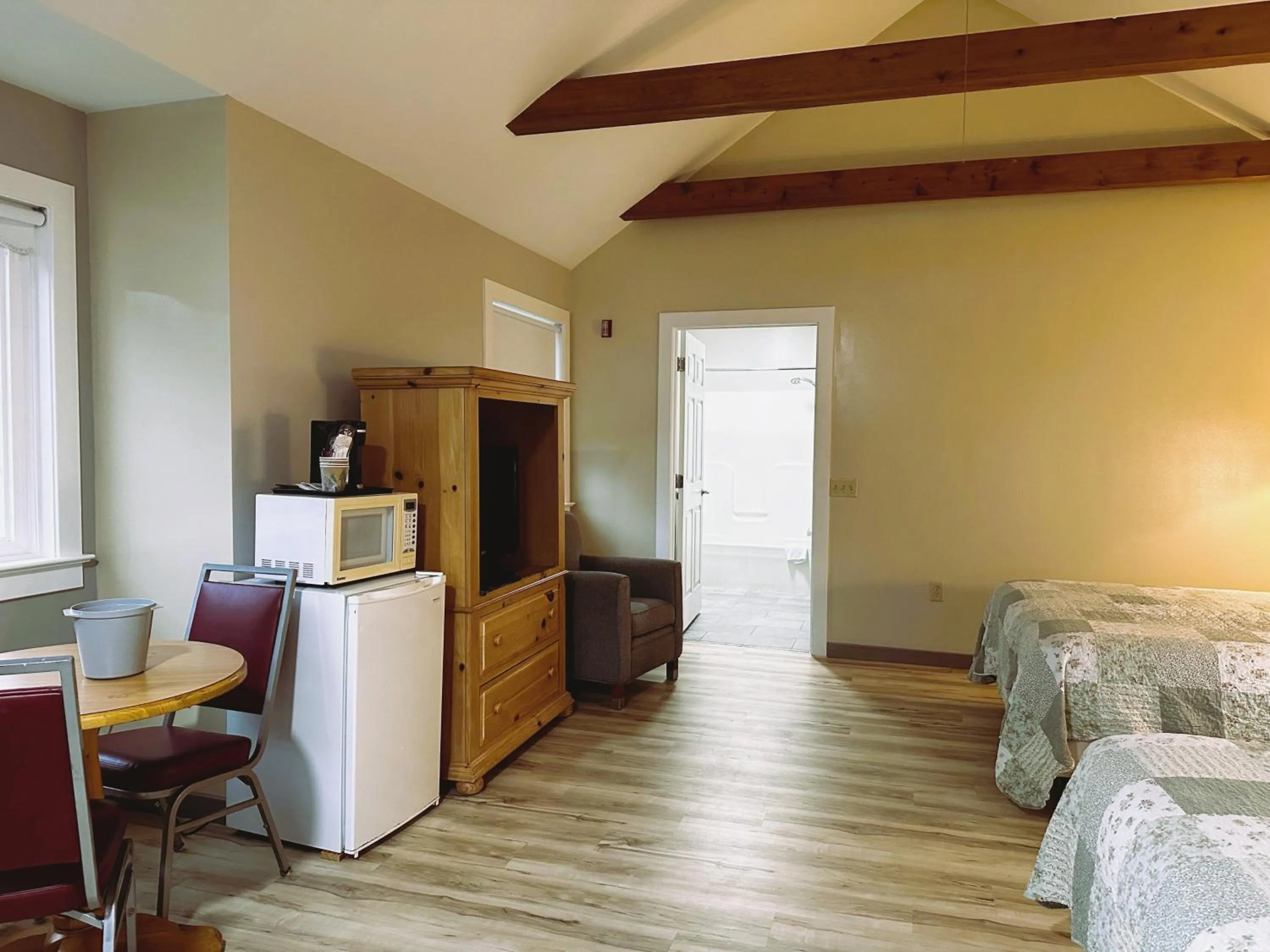 Seating area, Bed in Spruce Lane Lodge and Cottages