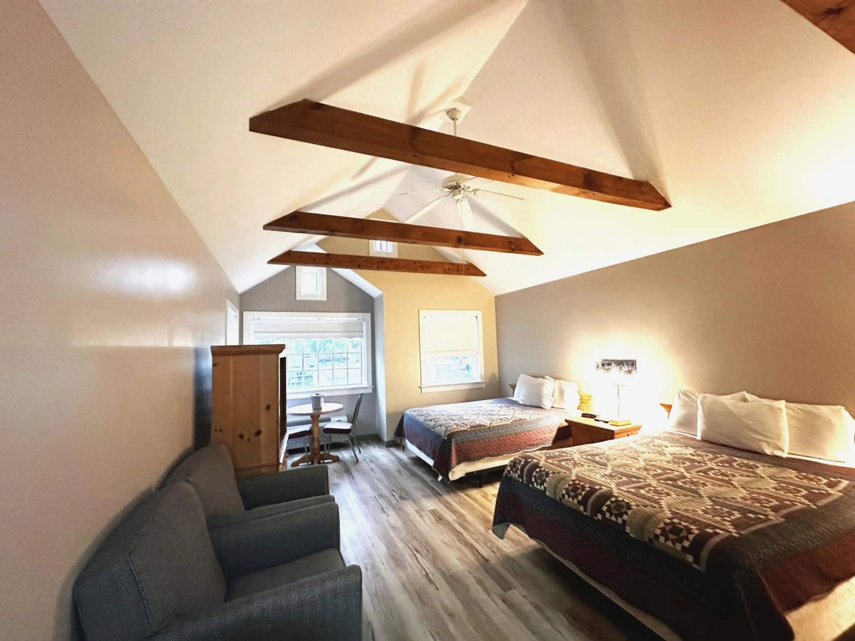 Bedroom, Bed in Spruce Lane Lodge and Cottages