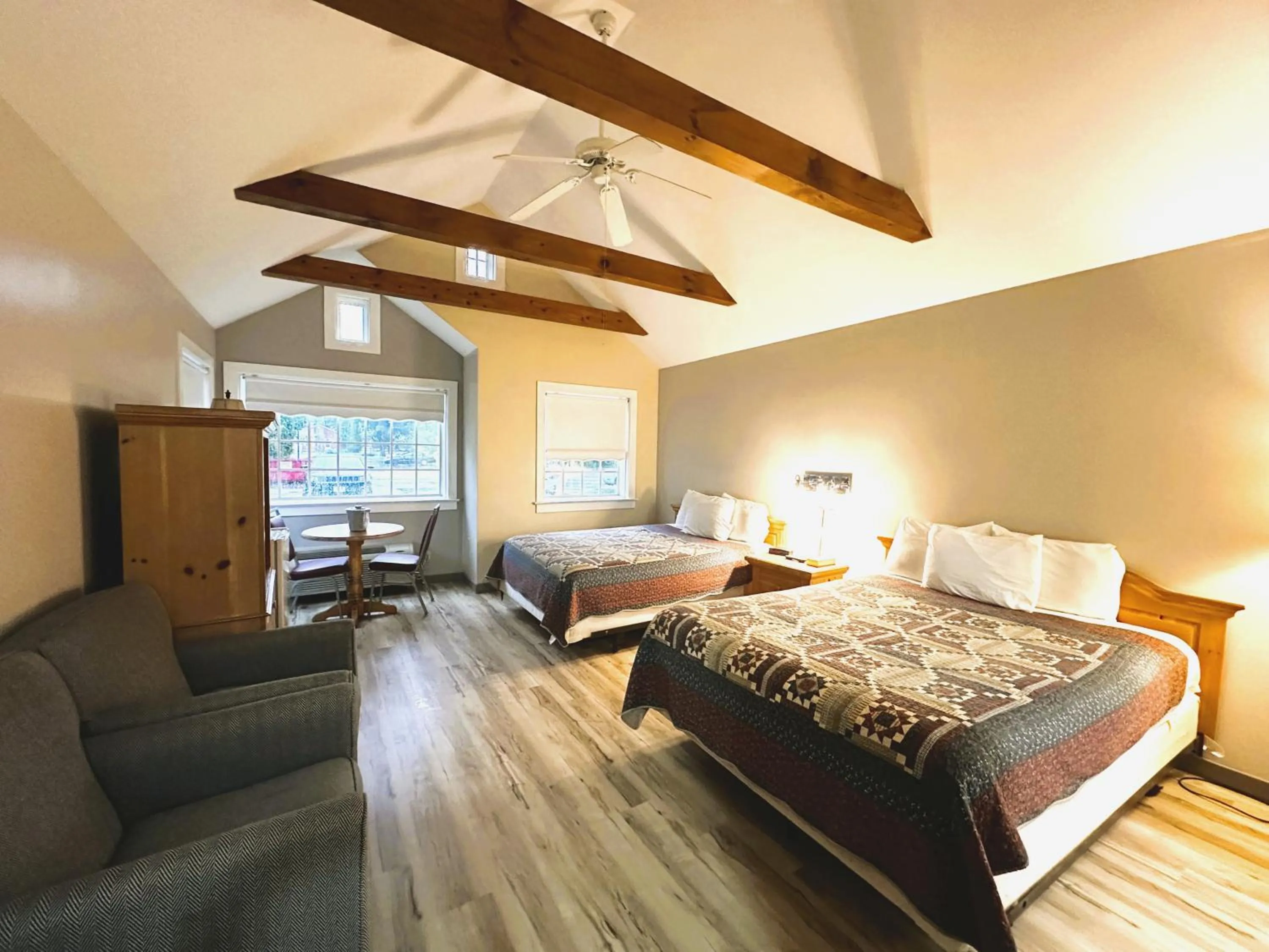 Bedroom, Bed in Spruce Lane Lodge and Cottages