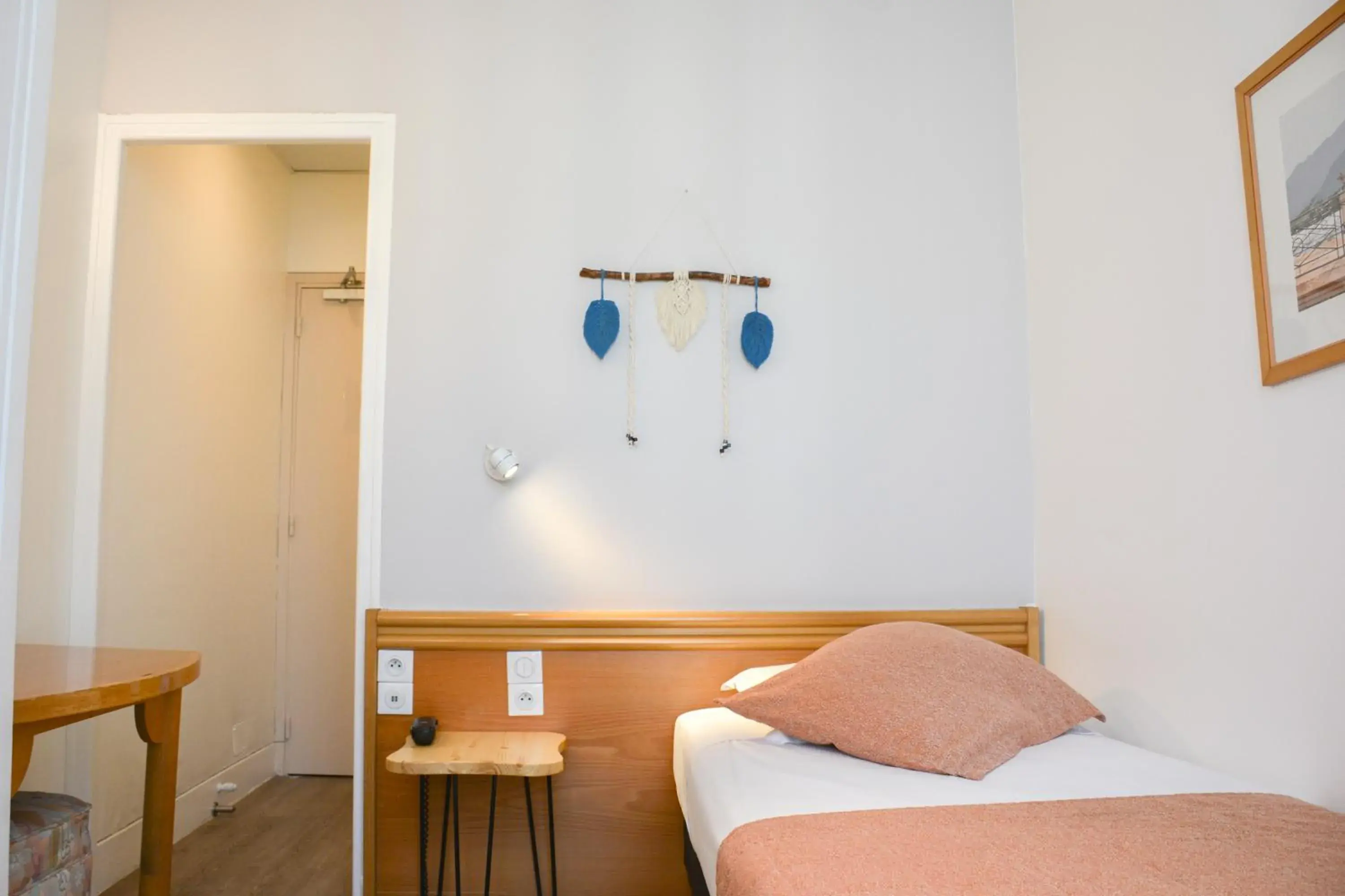 Economy Single Room in Hotel Busby Economy Single Room in Hotel Busby