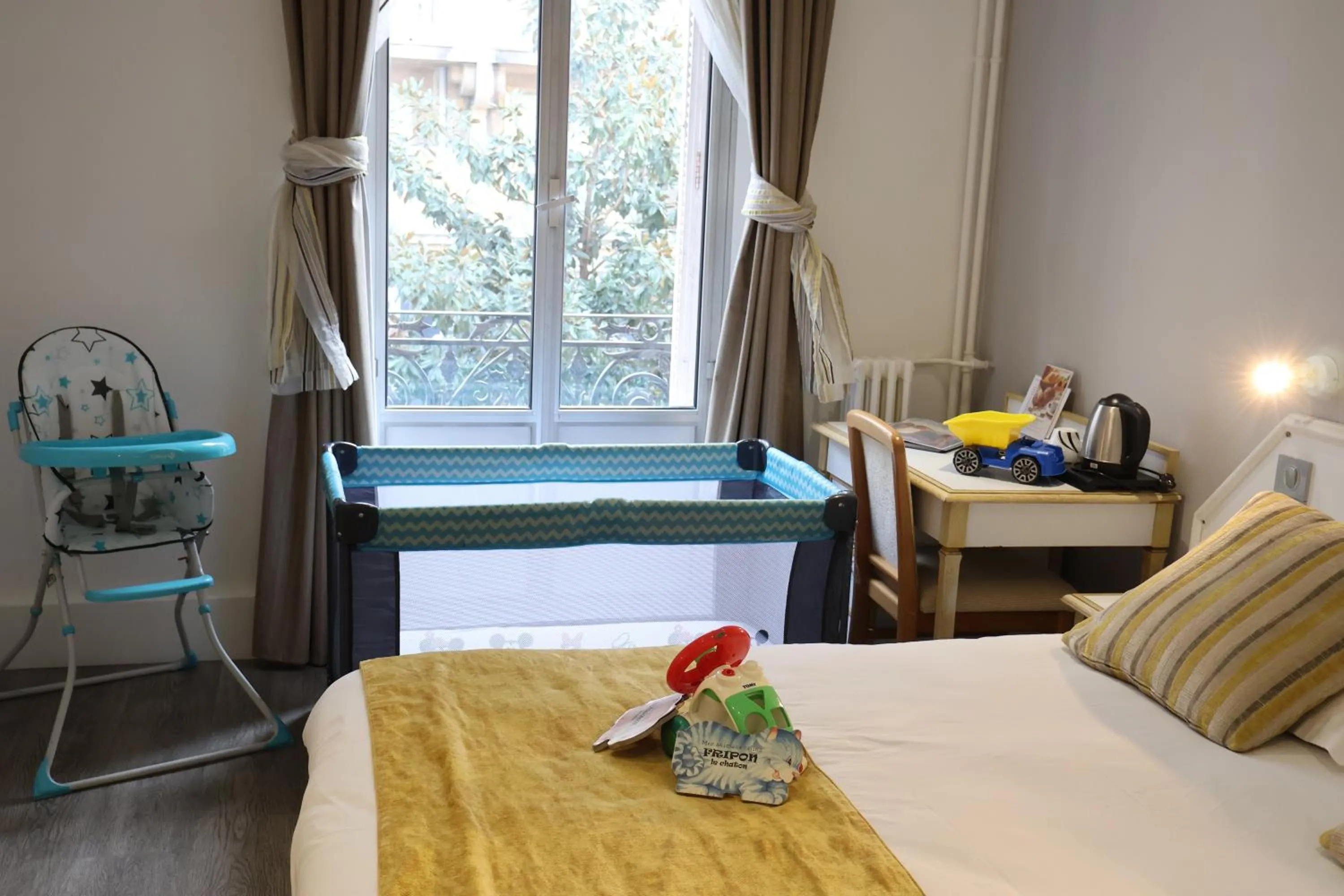 Children play ground, Bed in Hotel Busby