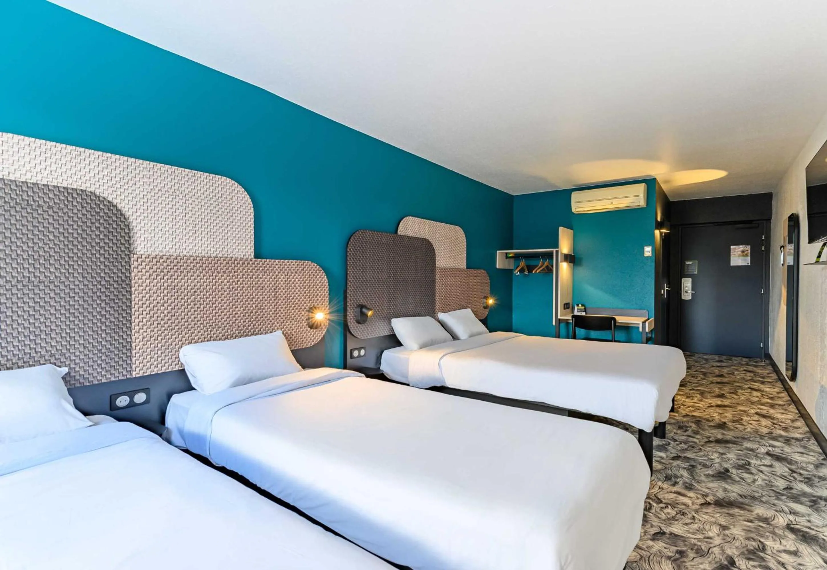 Bed in B&B HOTEL Compiègne Thourotte