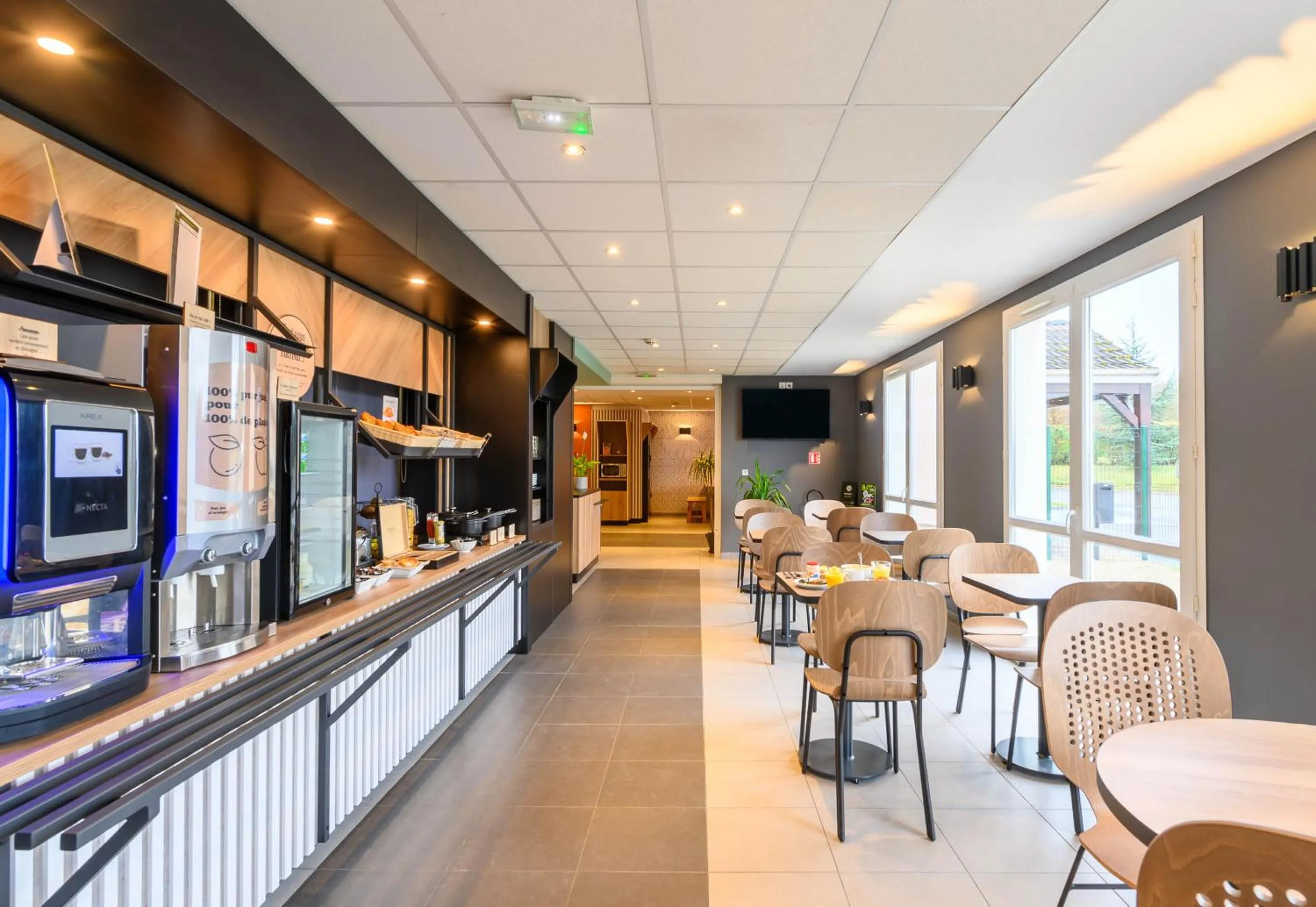 Breakfast in B&B HOTEL Compiègne Thourotte