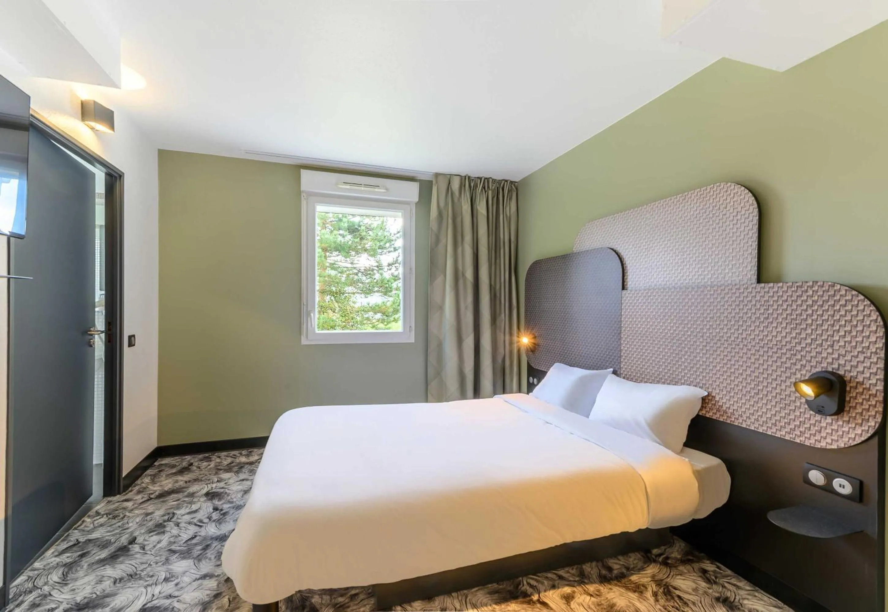 Photo of the whole room, Bed in B&B HOTEL Compiègne Thourotte