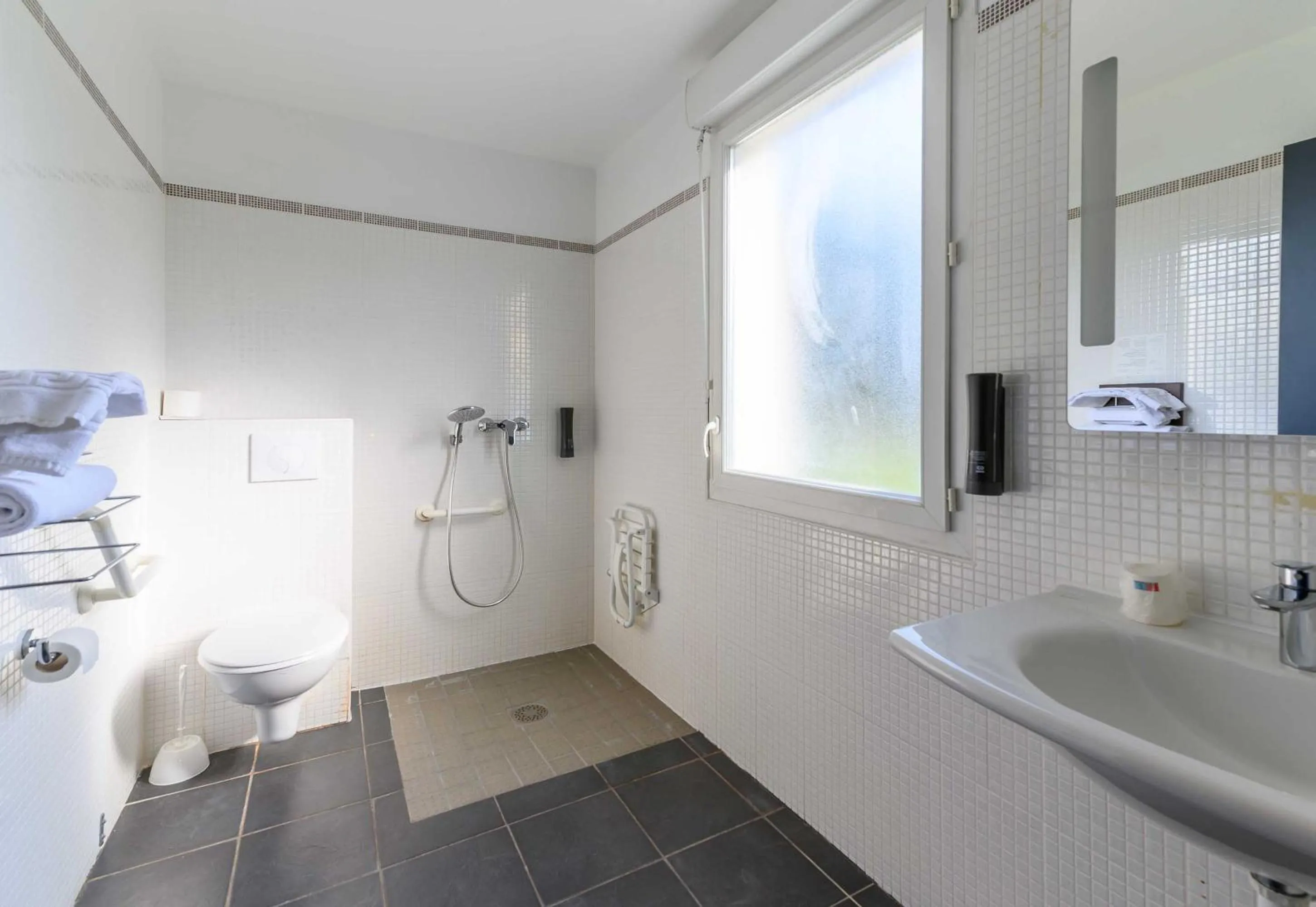 Bathroom in B&B HOTEL Compiègne Thourotte