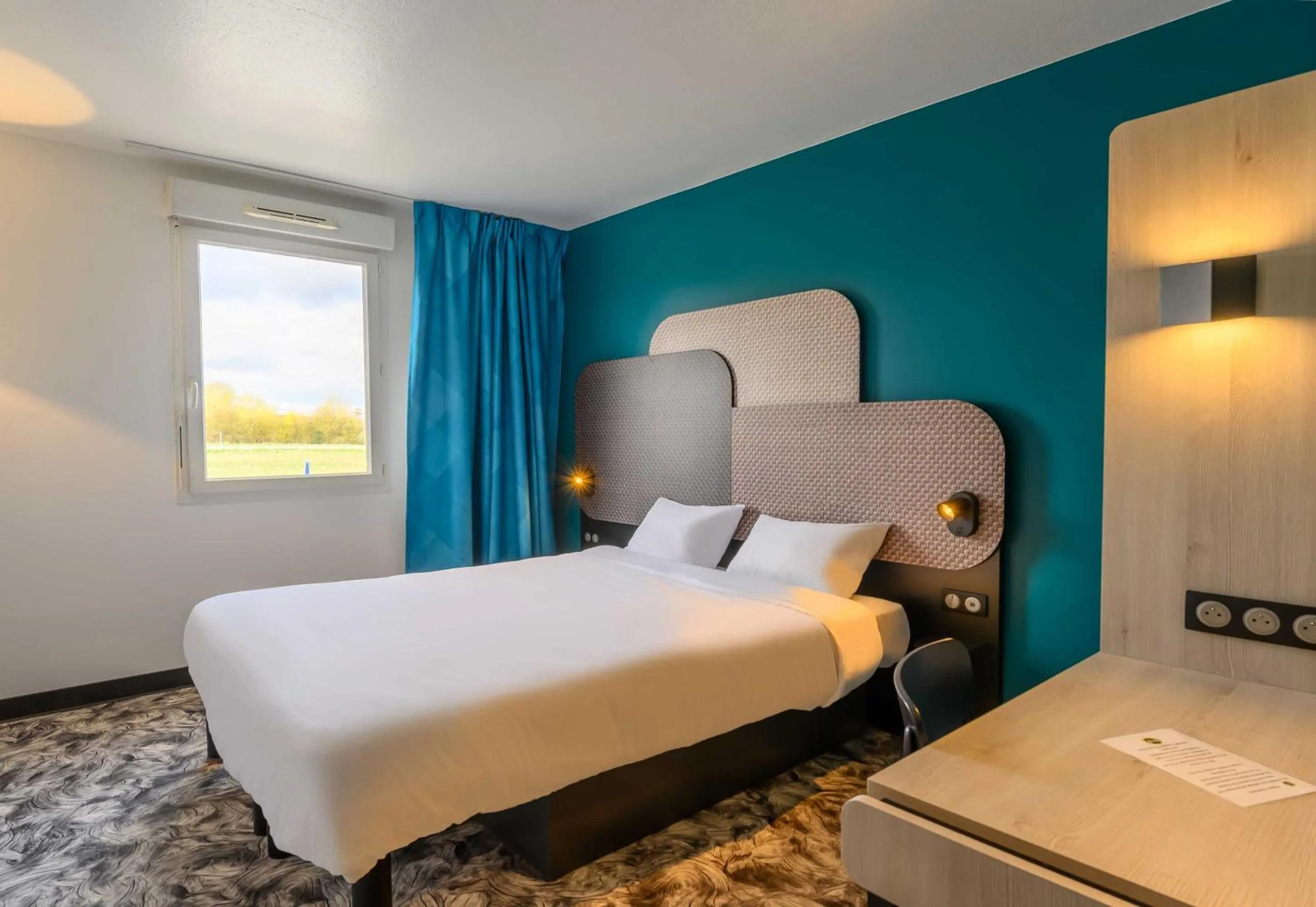 Bed in B&B HOTEL Compiègne Thourotte