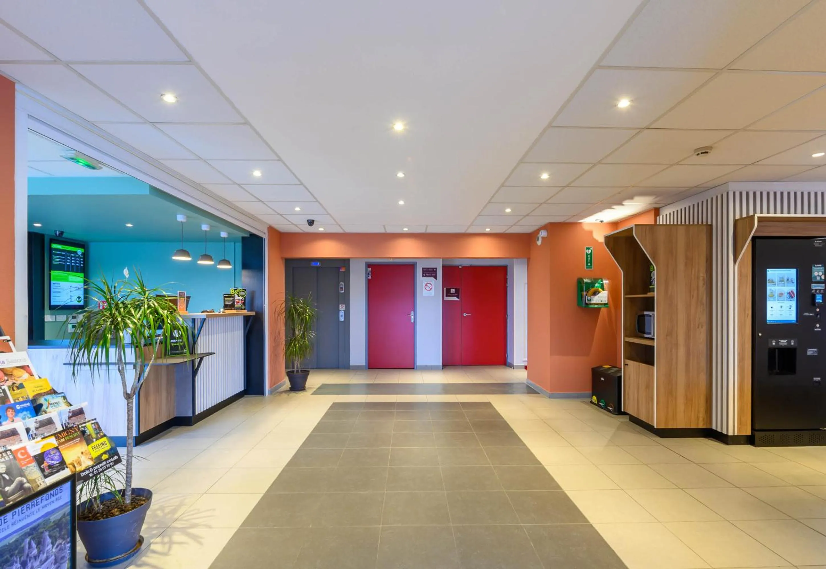 Lobby or reception in B&B HOTEL Compiègne Thourotte