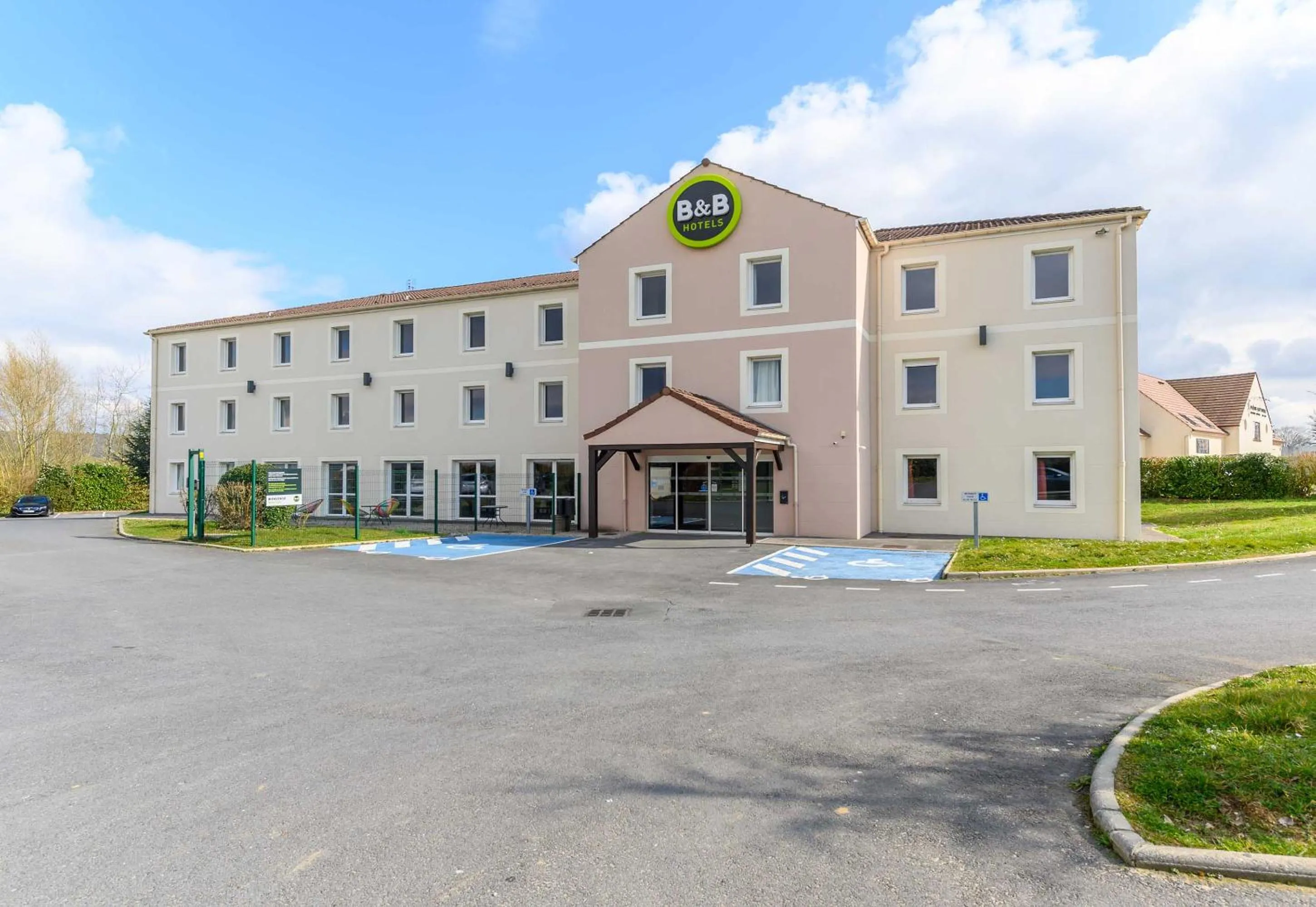 Property building in B&B HOTEL Compiègne Thourotte