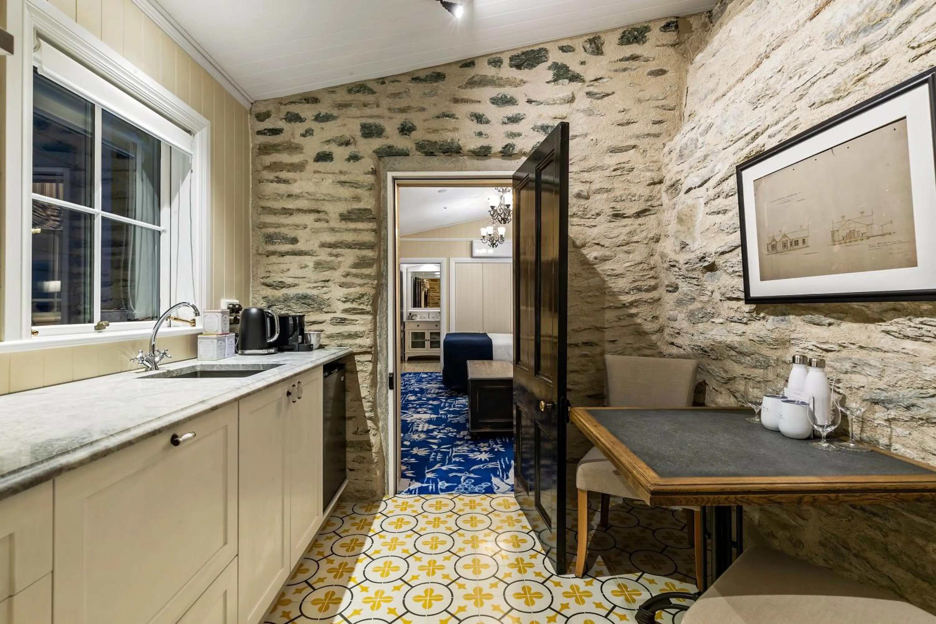 Kitchen or kitchenette in Hulbert House Luxury Boutique Lodge Queenstown