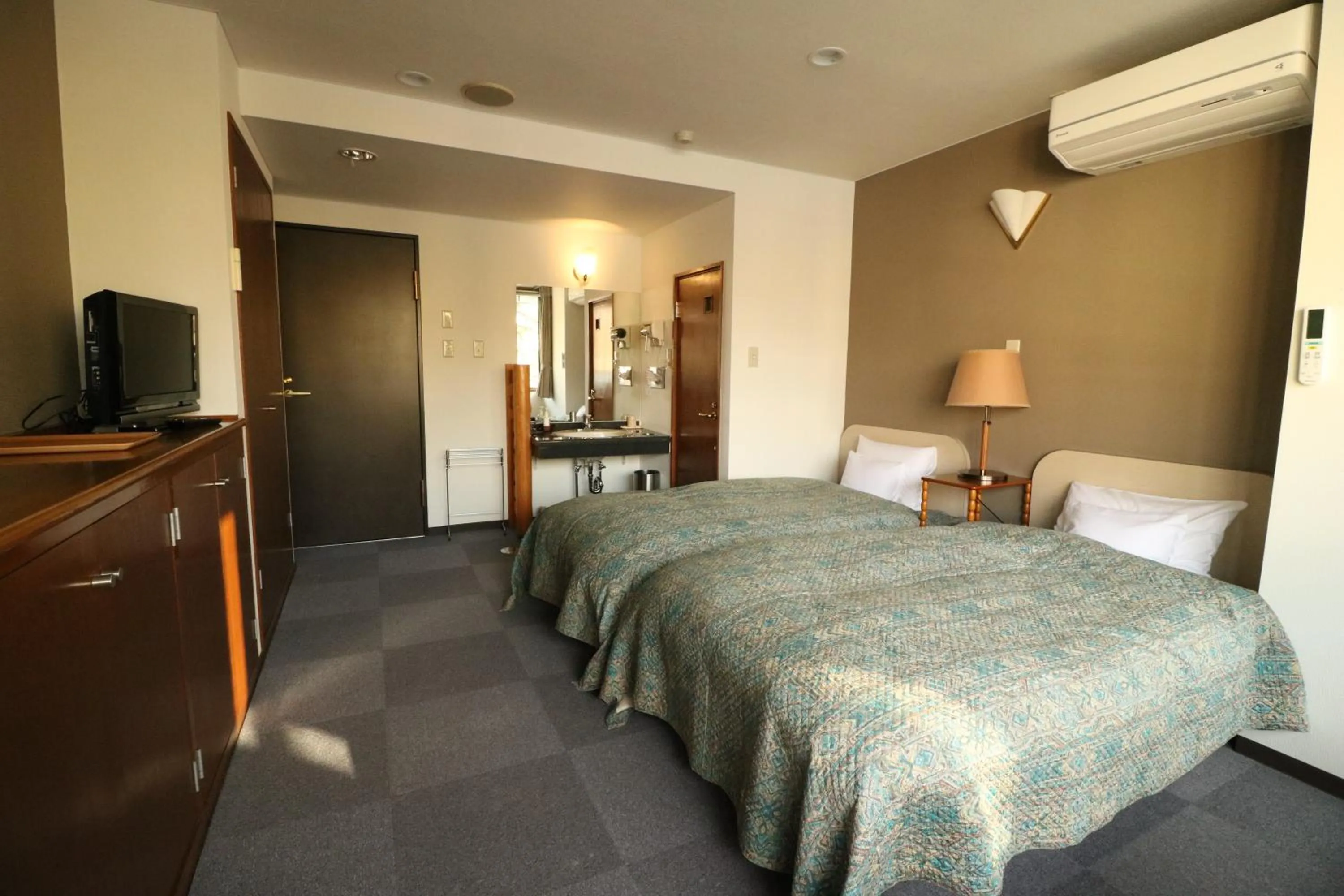 Photo of the whole room, Bed in Wakamizusou